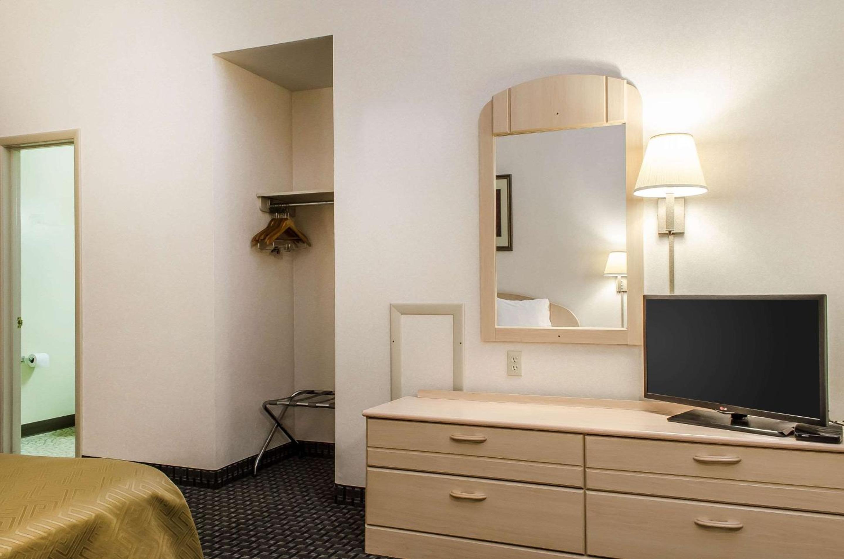 King Room - Non-Smoking - Photo 3
