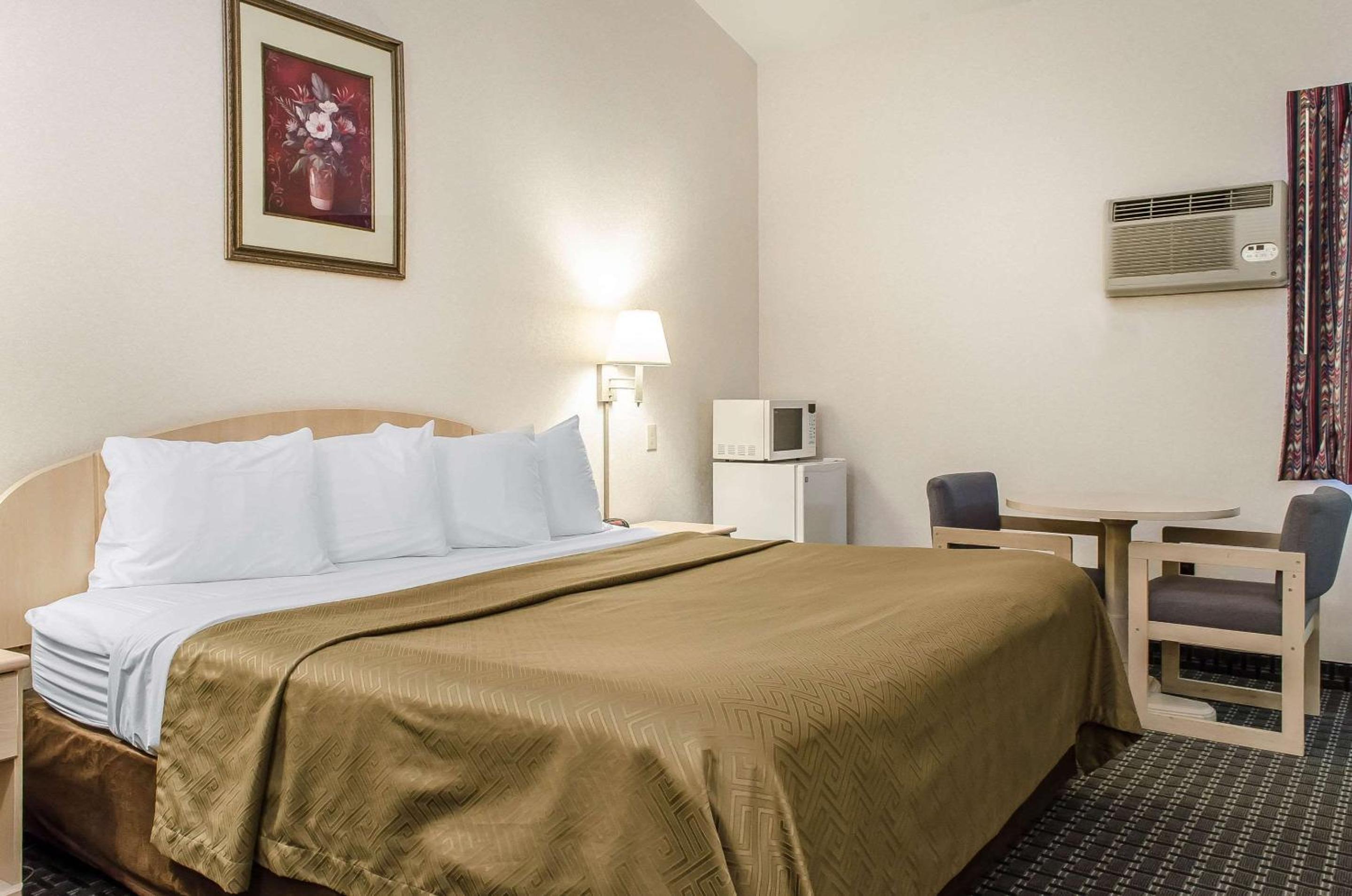 King Room - Non-Smoking - Photo 2