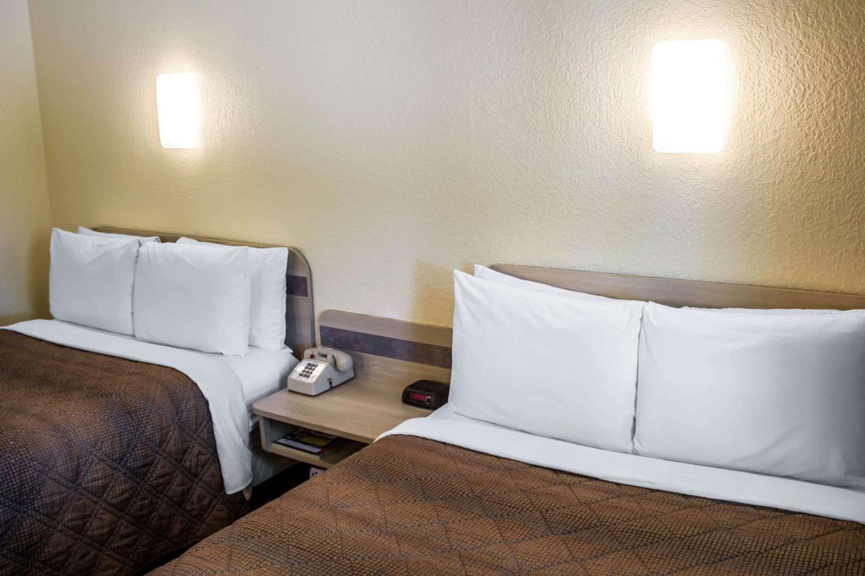 Double Room with Two Double Beds - Smoking - Photo 3