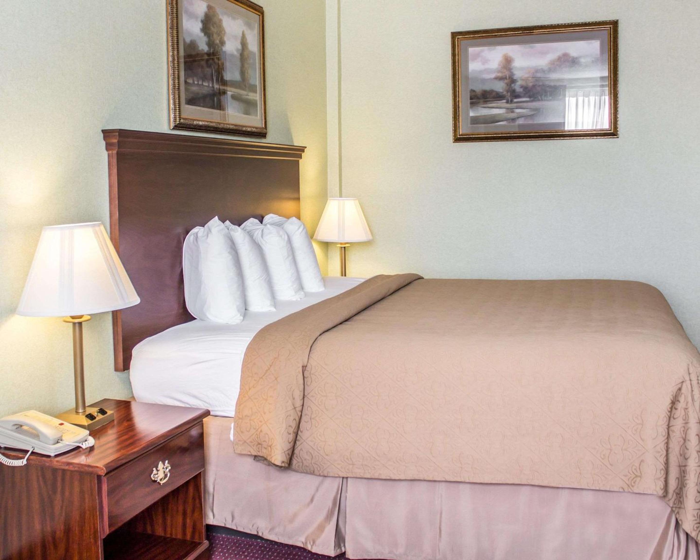 King Room - Non-Smoking - Photo 2