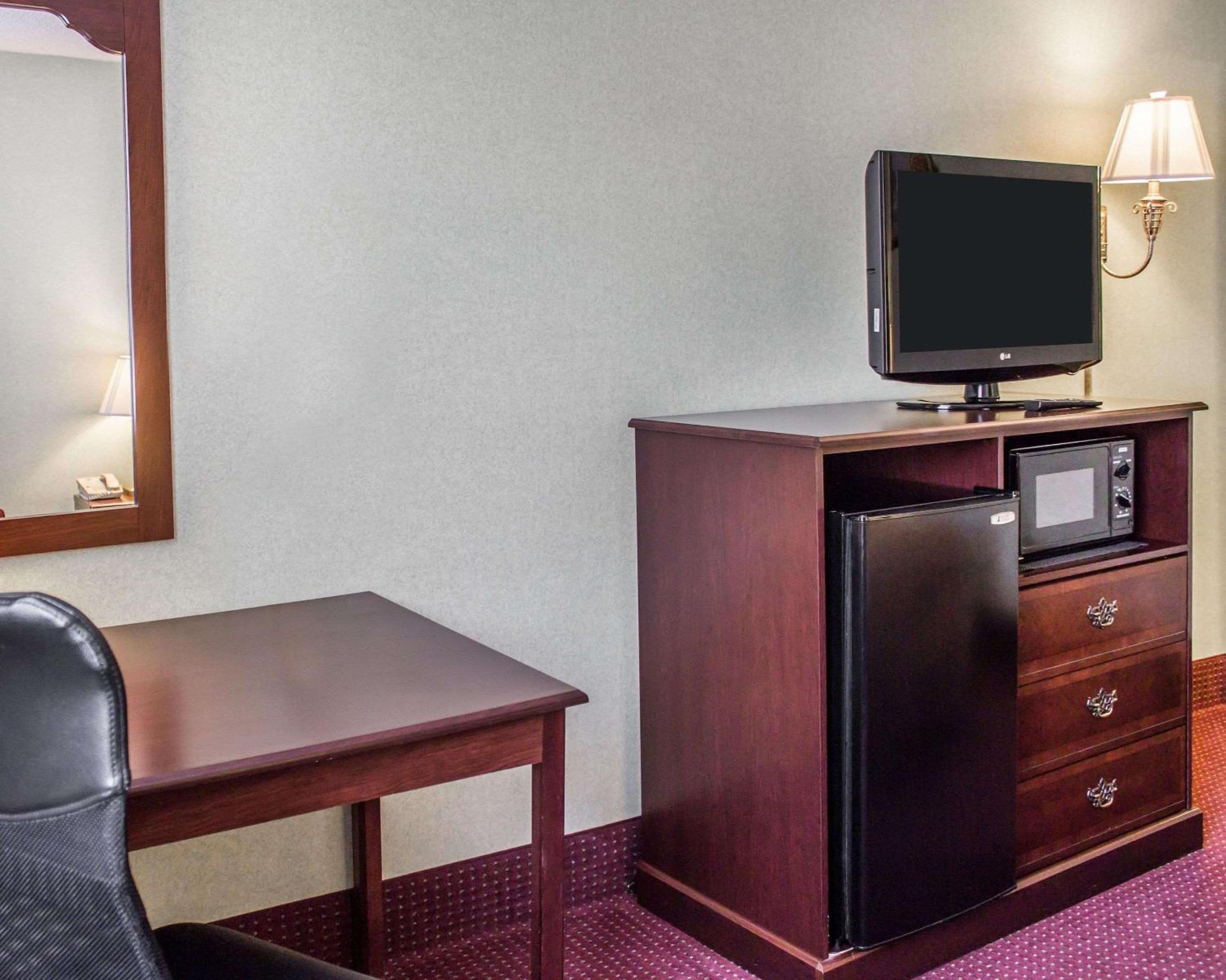 Queen Room - Non-Smoking - Photo 2