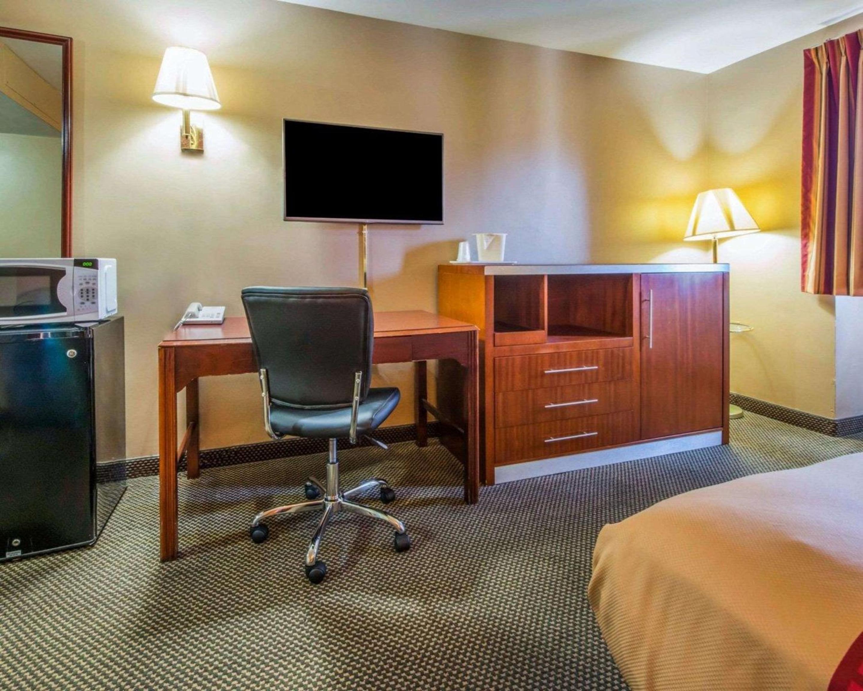 King Room - Non-Smoking - Photo 4