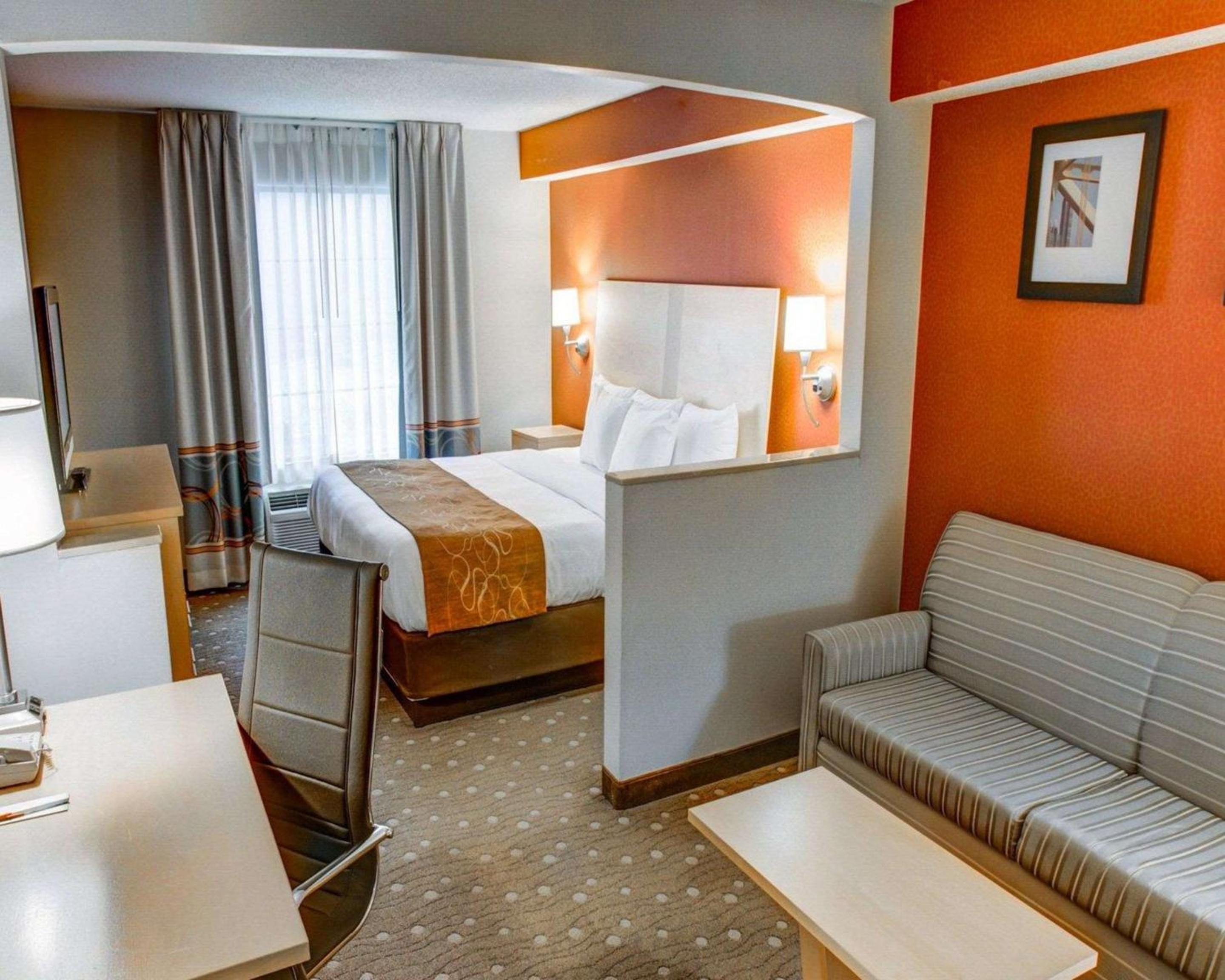 King Suite - Non-Smoking - Photo 4