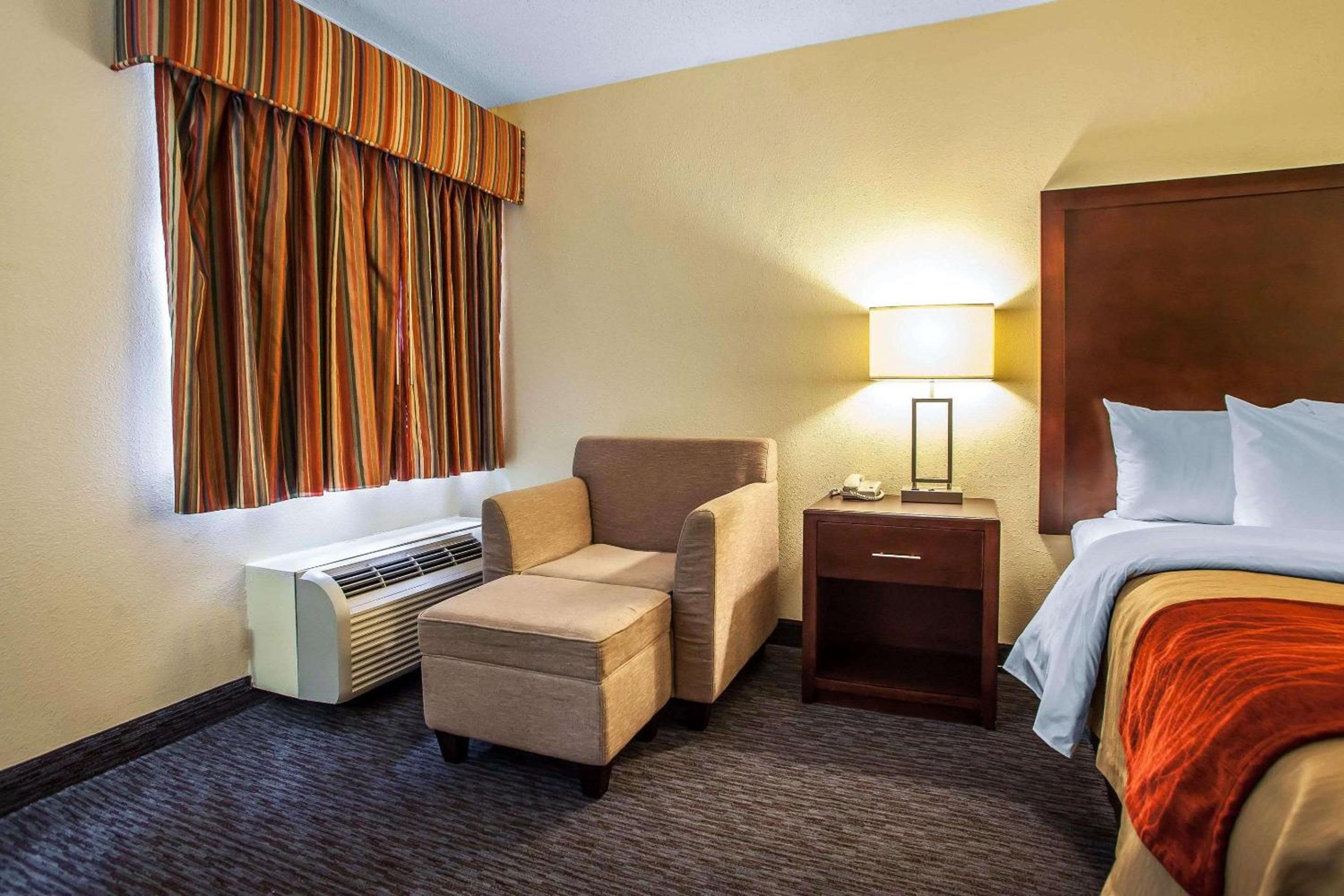 King Room - Non-Smoking - Photo 2