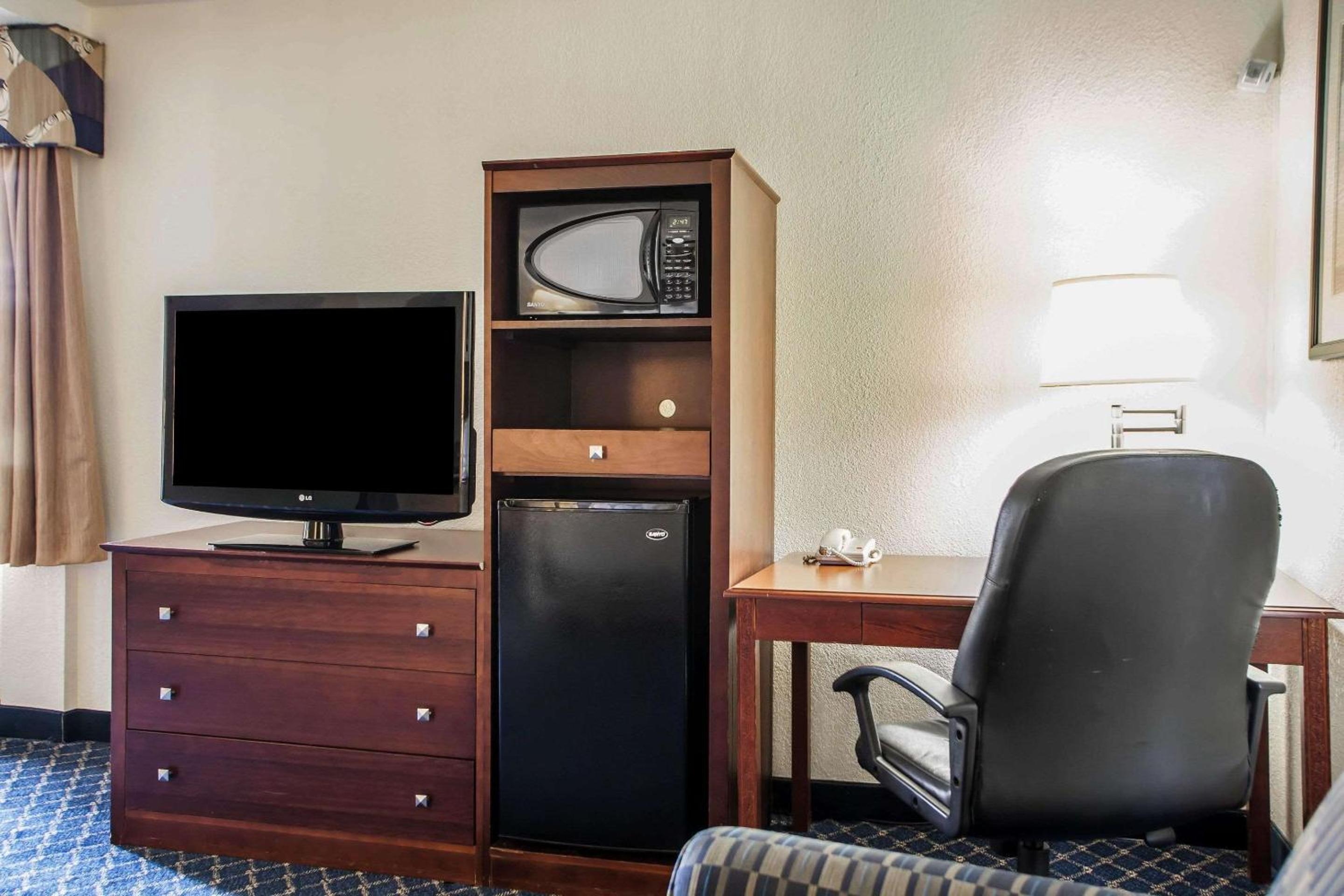 Standard King Room - Non-Smoking  - Photo 5