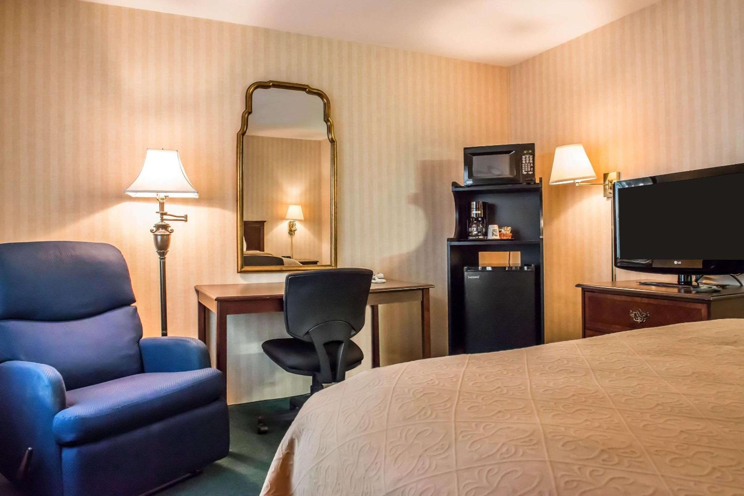 Queen Room - Non-Smoking - Photo 3