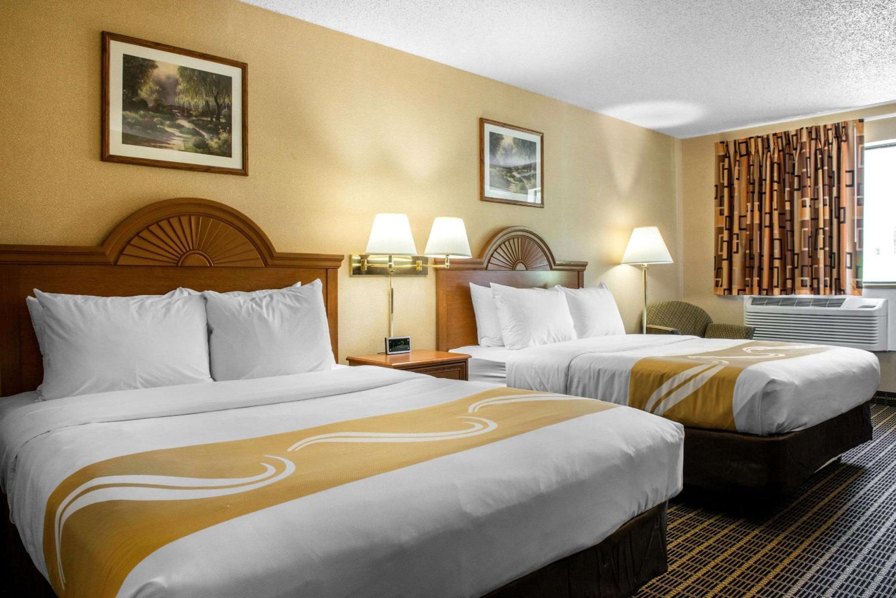 Queen Room with Two Queen Beds - Non-Smoking - Photo 2