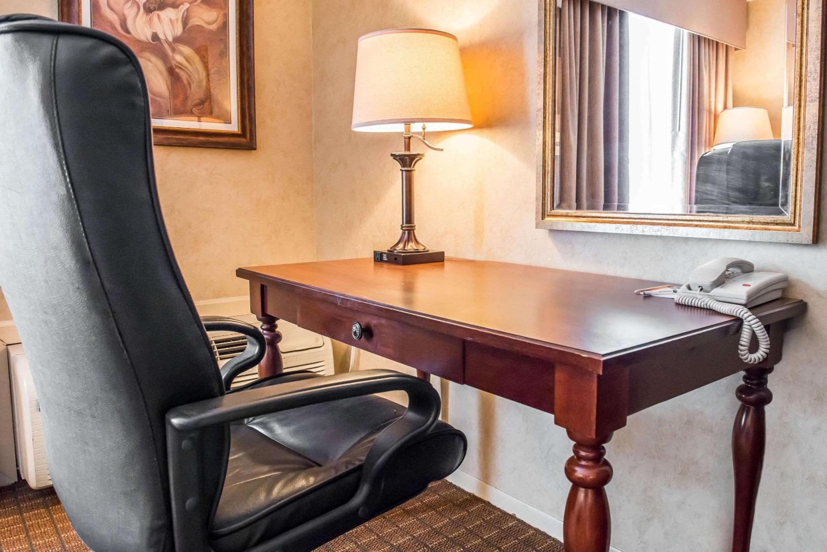 King Room - Non-Smoking - Photo 2