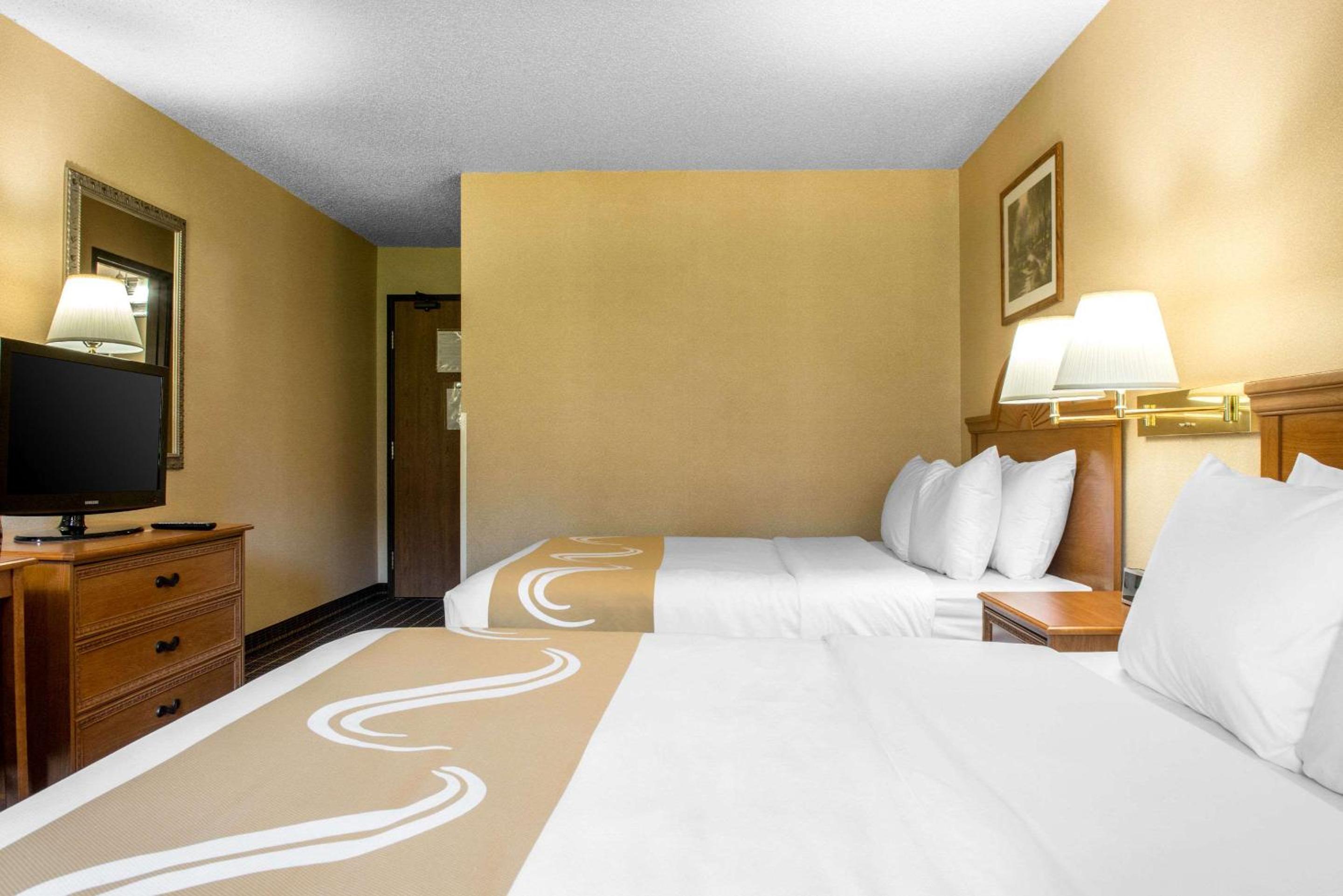 Queen Room with Two Queen Beds - Non-Smoking - Photo 3