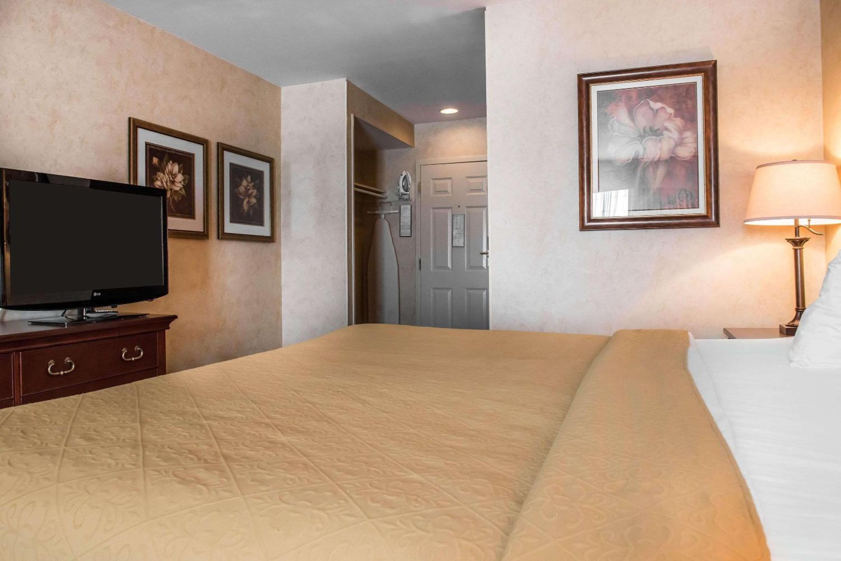 King Room - Non-Smoking - Photo 3