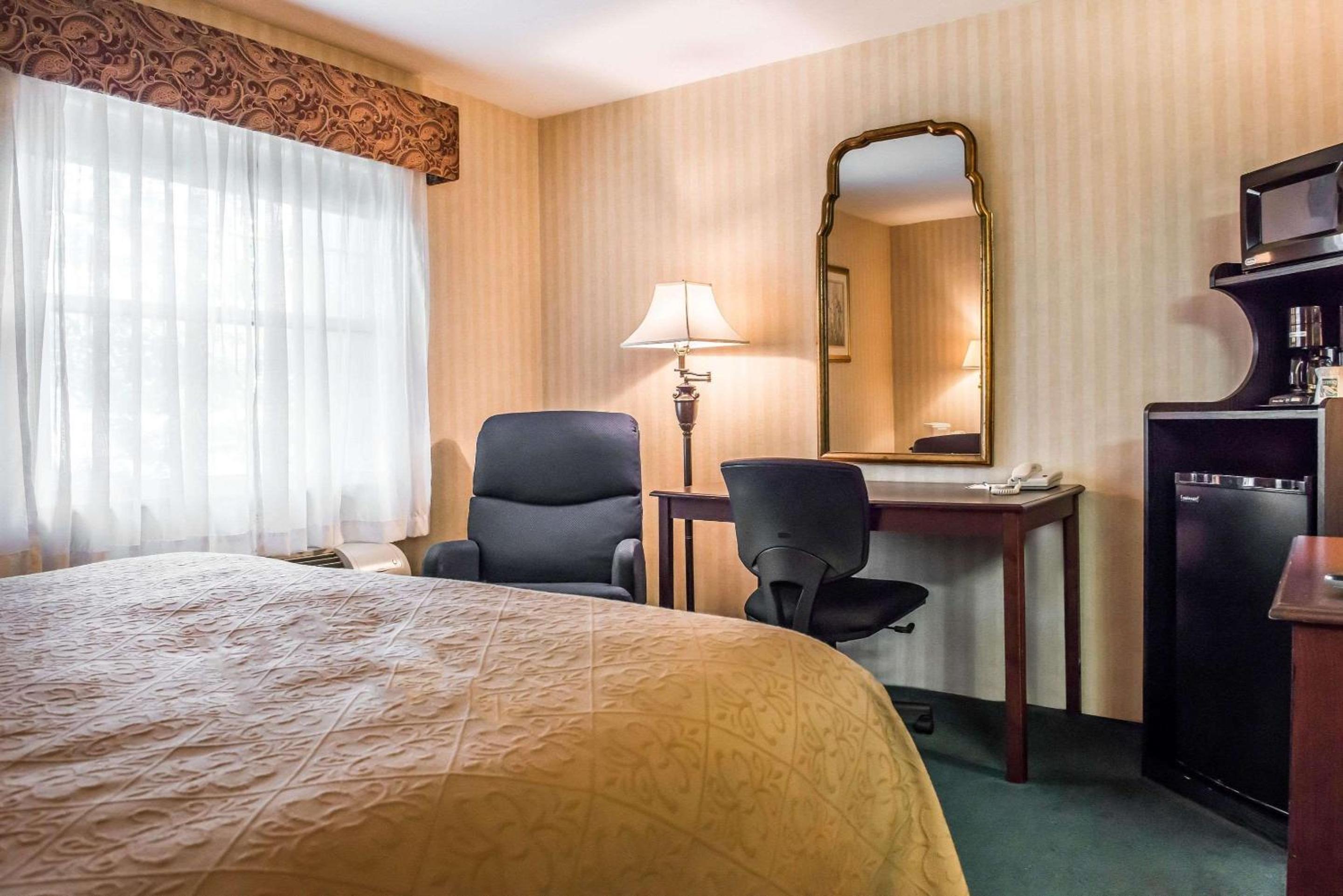 Queen Room - Non-Smoking - Photo 5