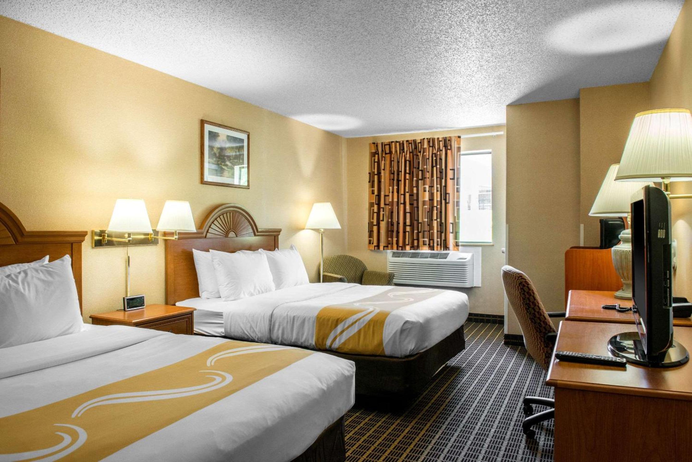 Queen Room with Two Queen Beds - Non-Smoking - Photo 4