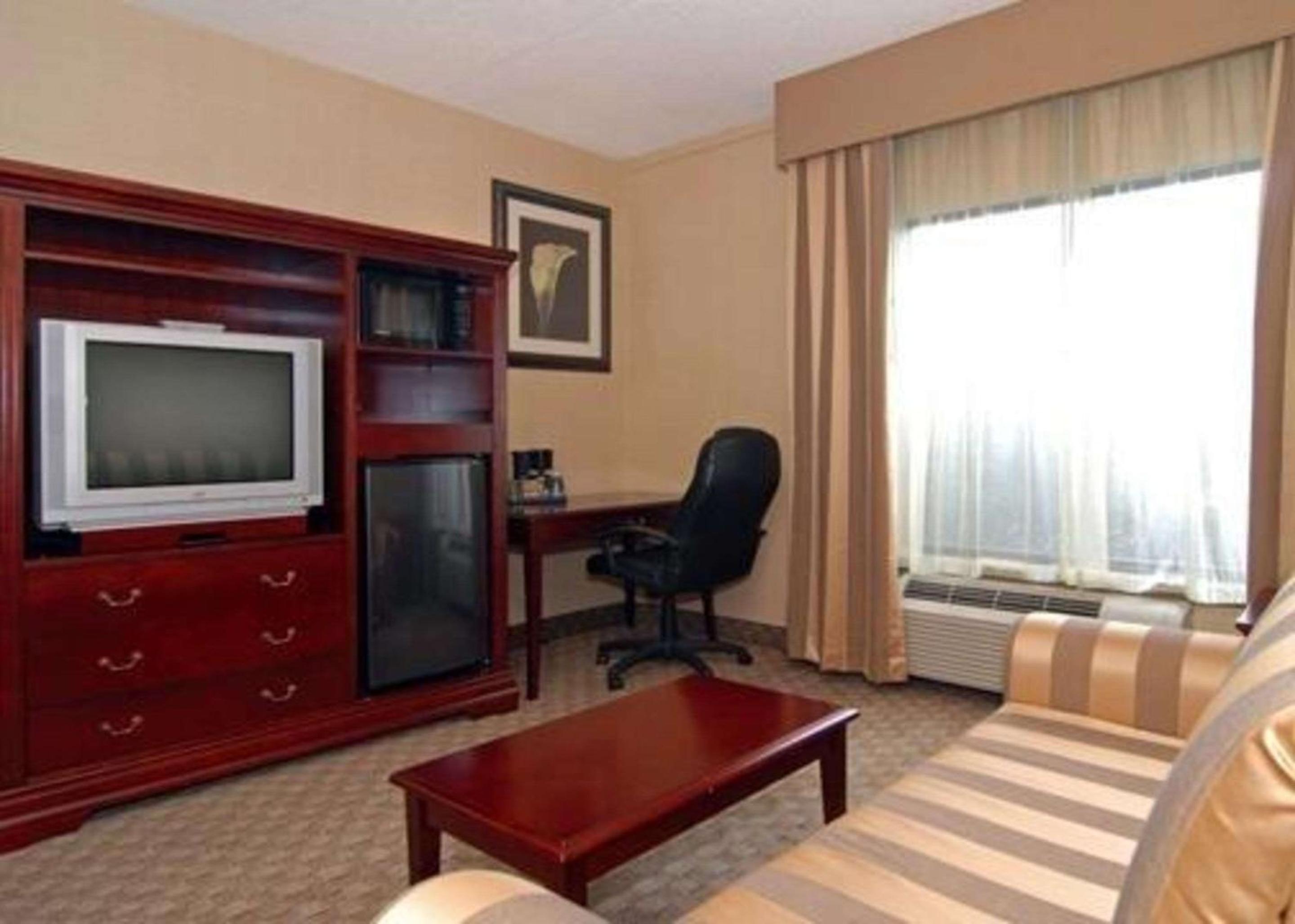 Queen Suite - Non-Smoking photo 3