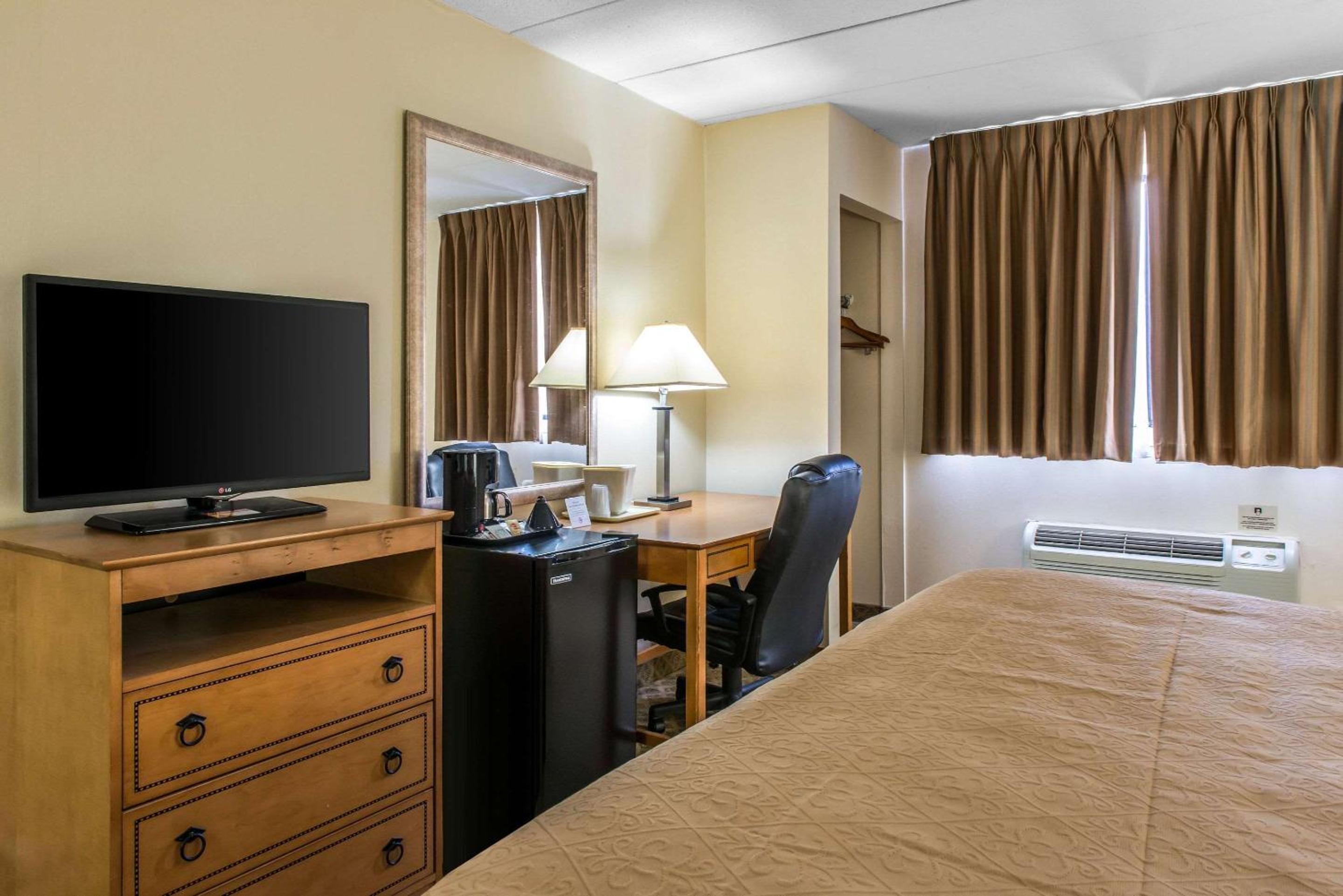 King Room - Non-Smoking - Photo 1