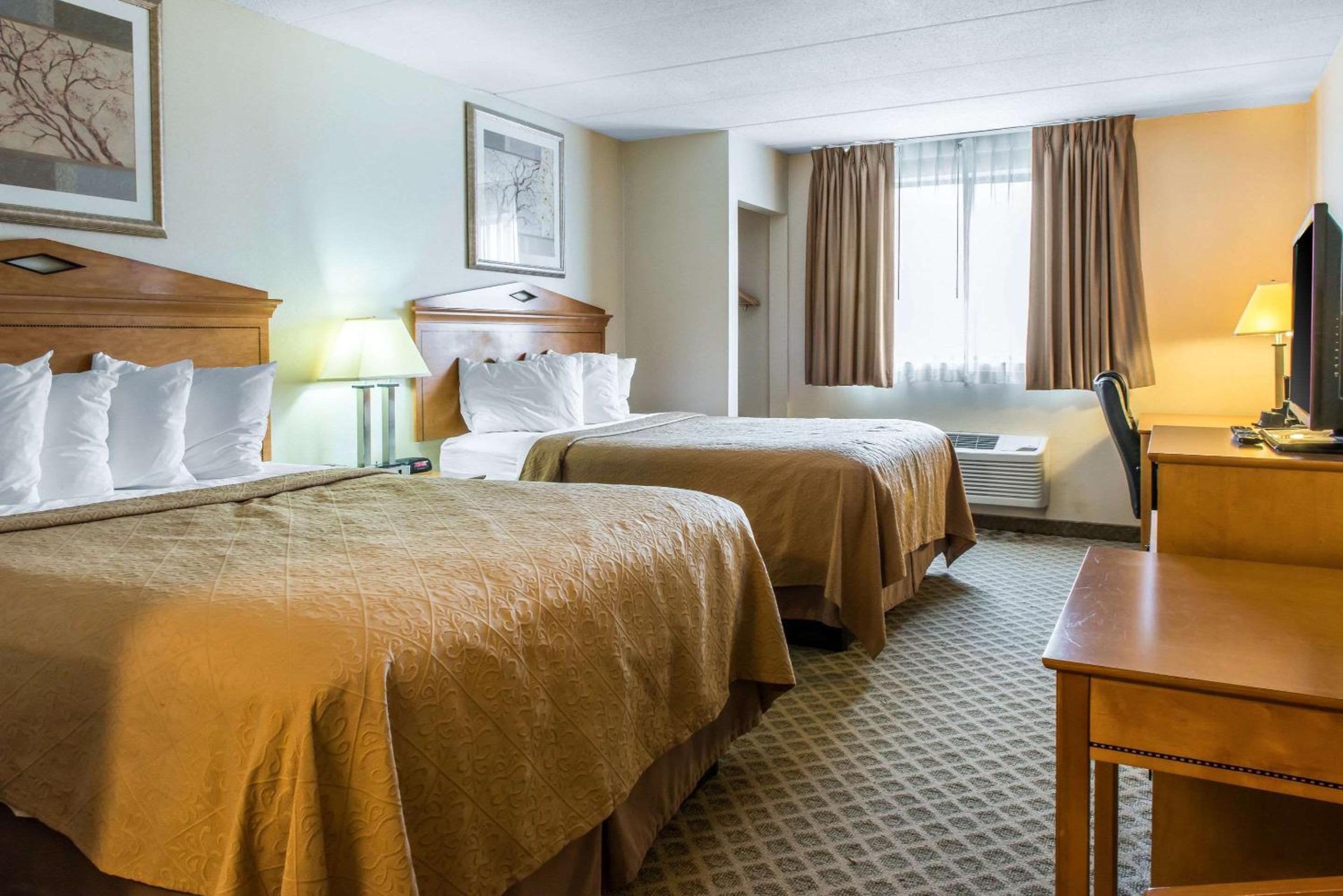 Queen Room with Two Queen Beds - Non-Smoking - Photo 3