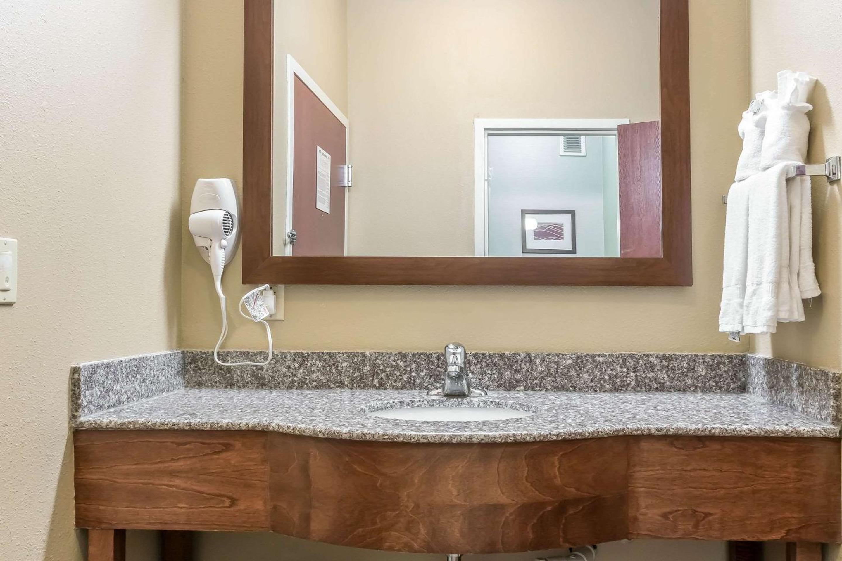 King Room - Non-Smoking - Photo 4
