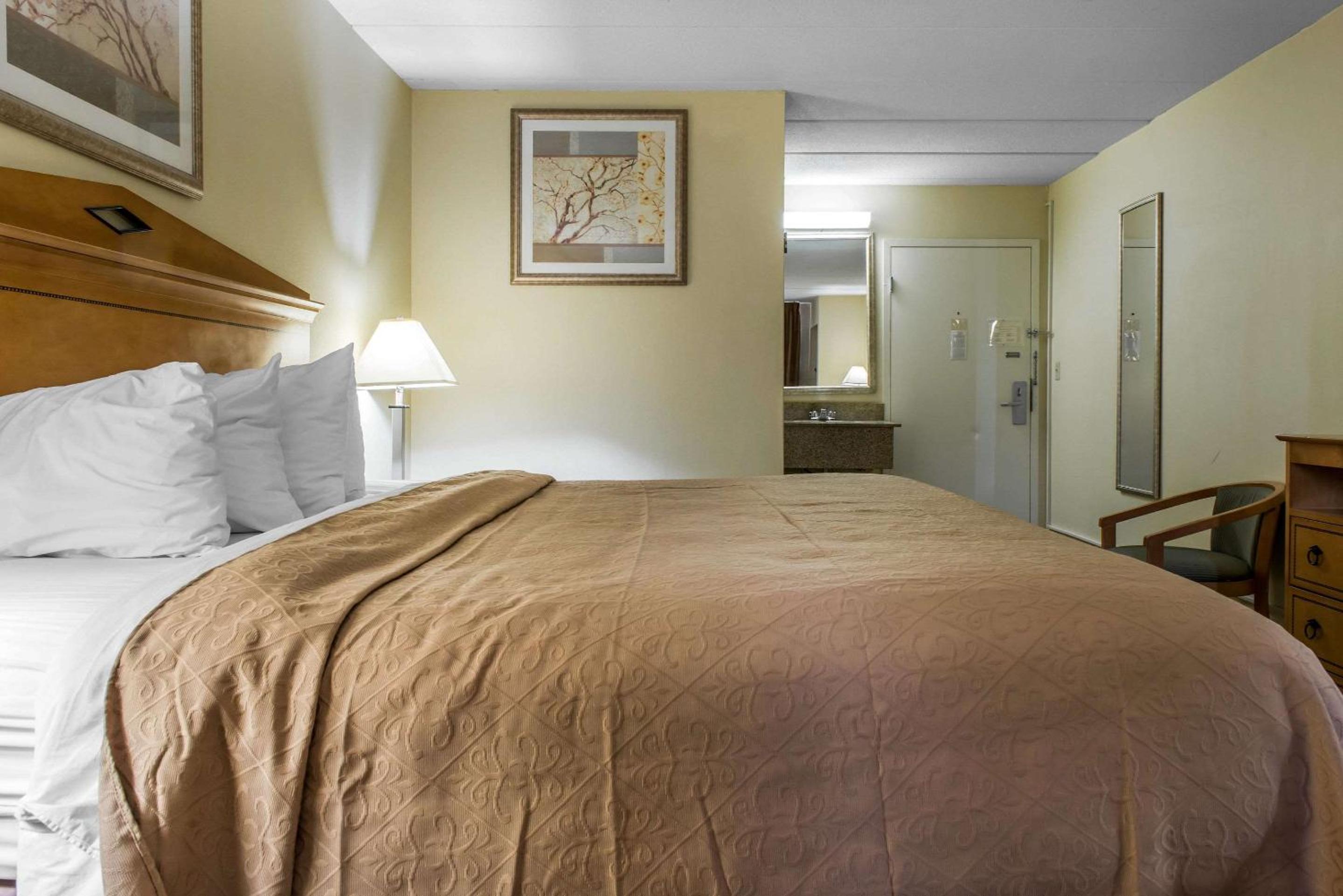 King Room - Non-Smoking - Photo 2
