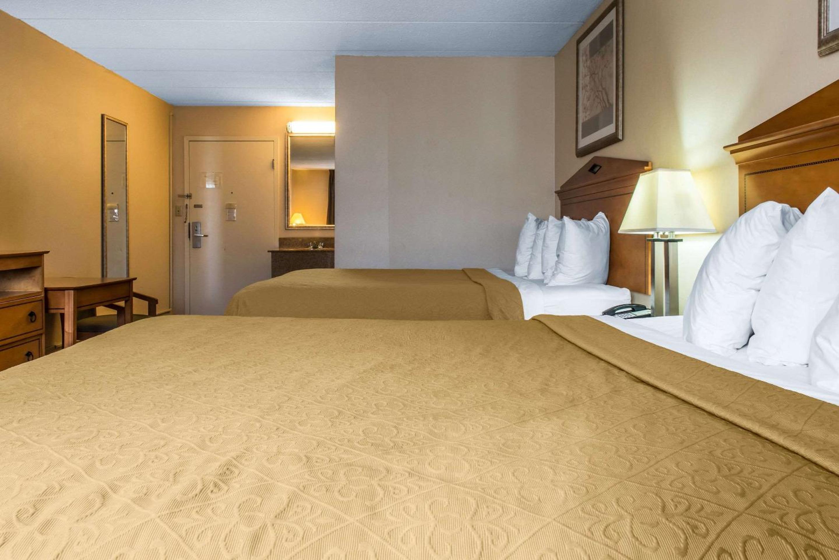 Queen Room with Two Queen Beds - Non-Smoking - Photo 2