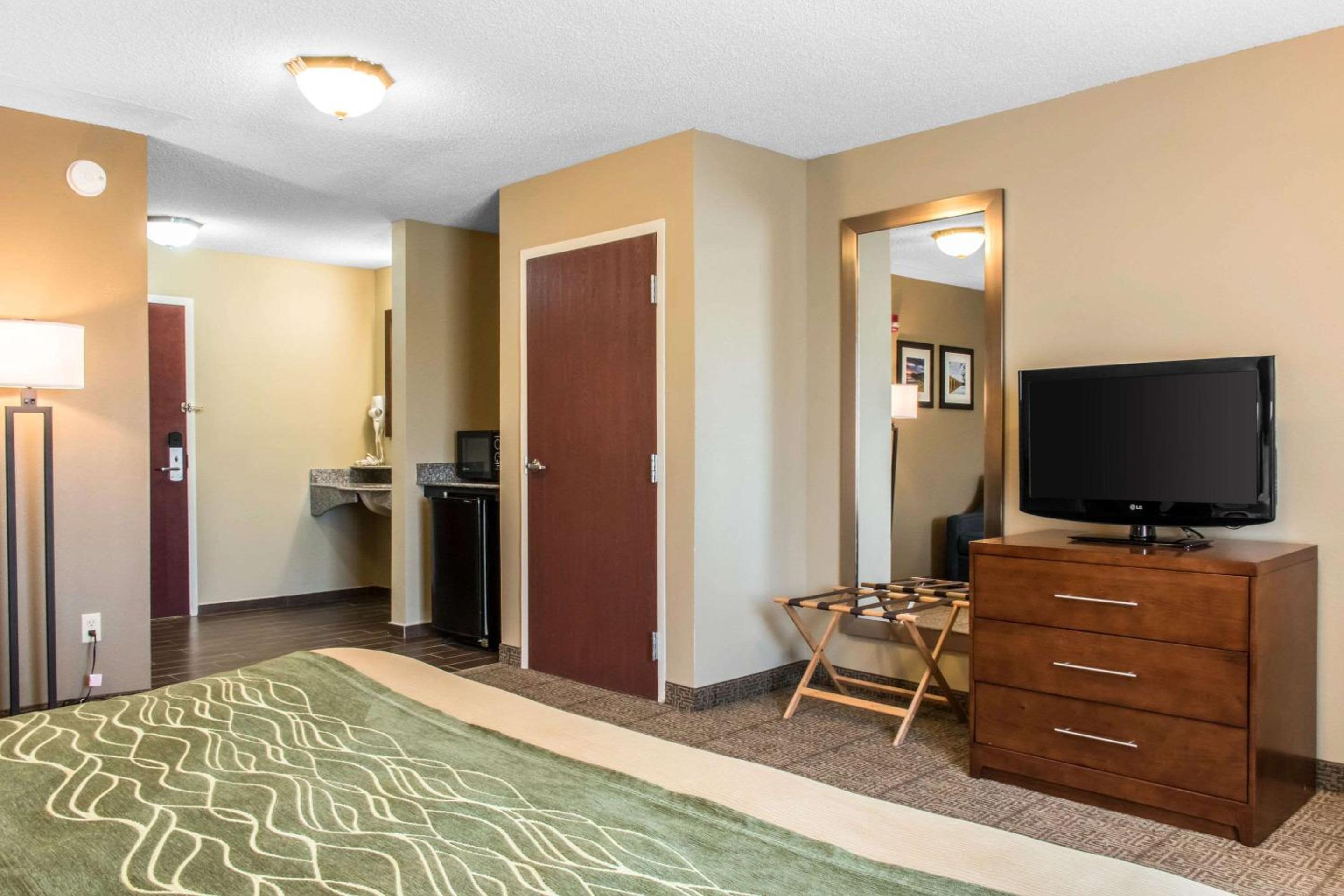 King Room with Sofa Bed - Non Smoking - Photo 2