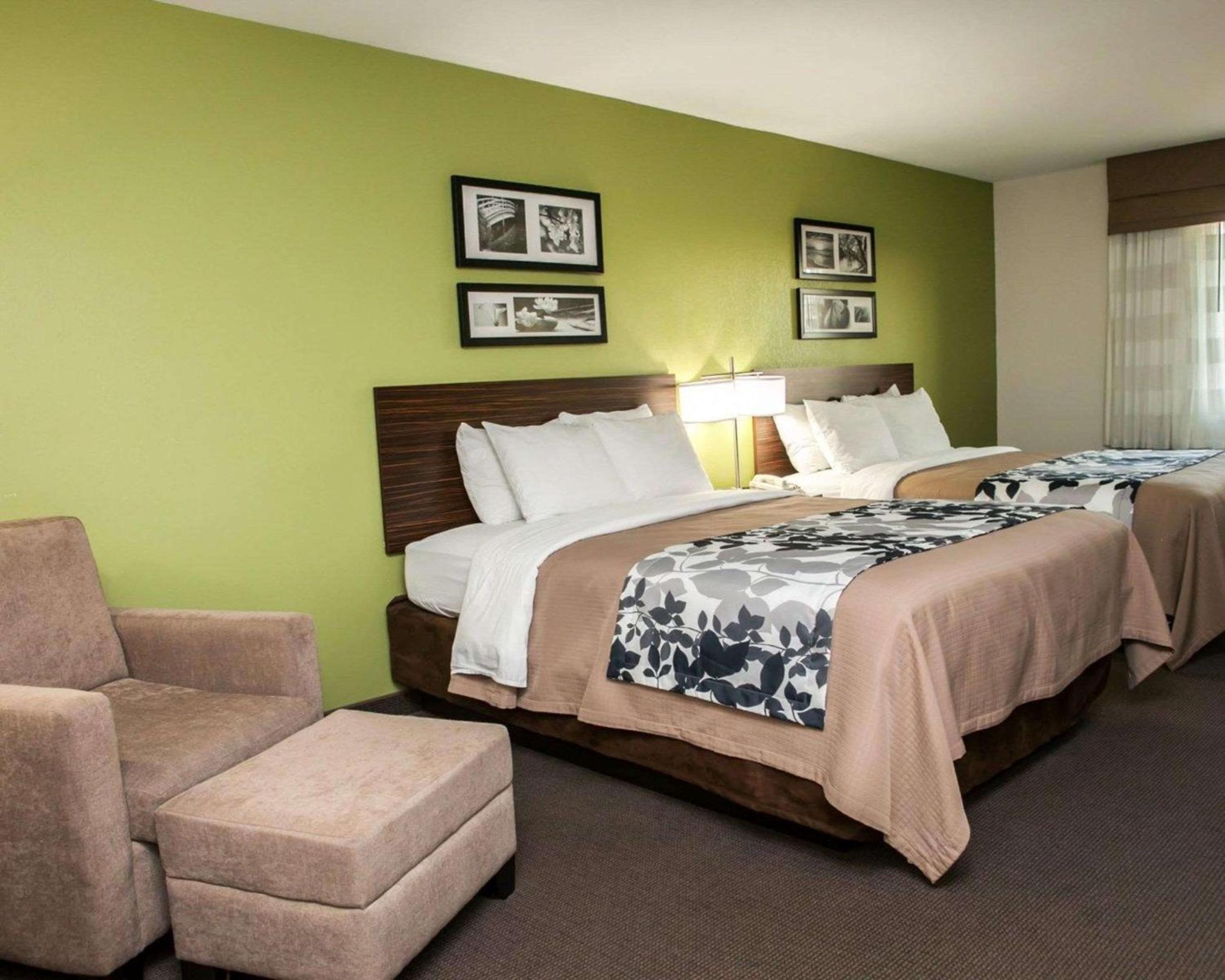 Queen Room with Two Queen Beds - Non-Smoking - Photo 1