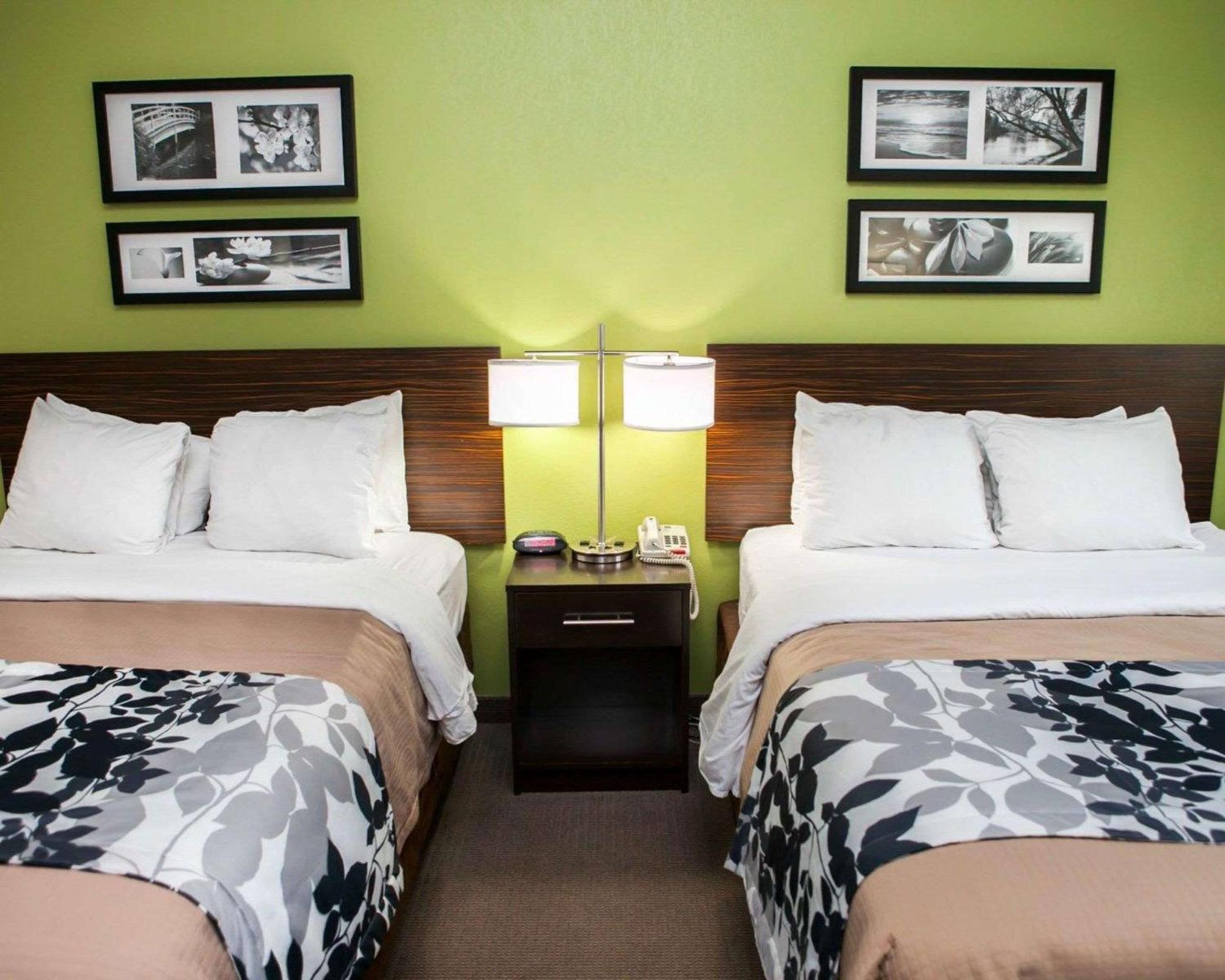 Queen Room with Two Queen Beds - Non-Smoking - Photo 6