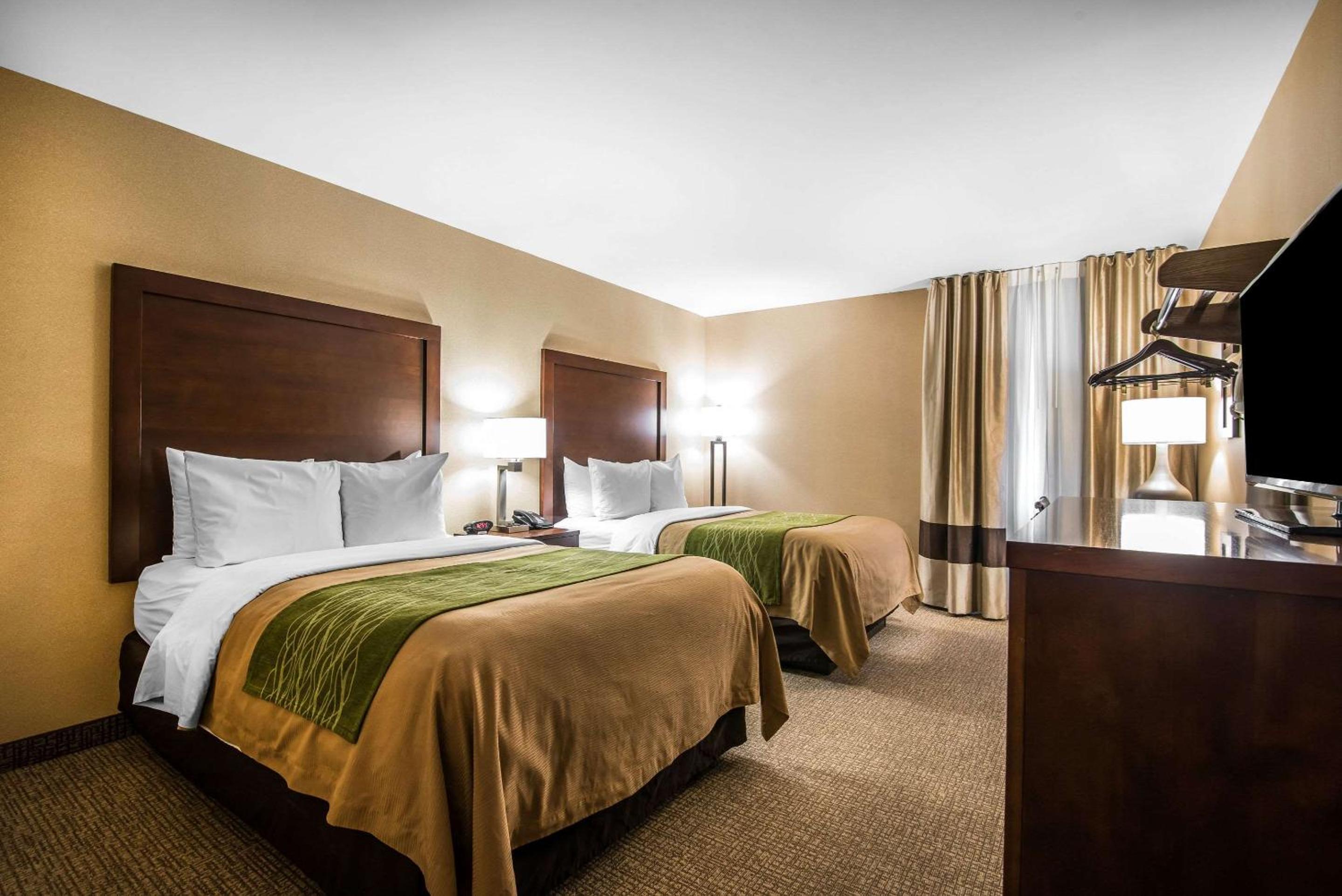 Double Room with Two Double Beds and Roll-In Shower - Accessible/Non-Smoking photo 1