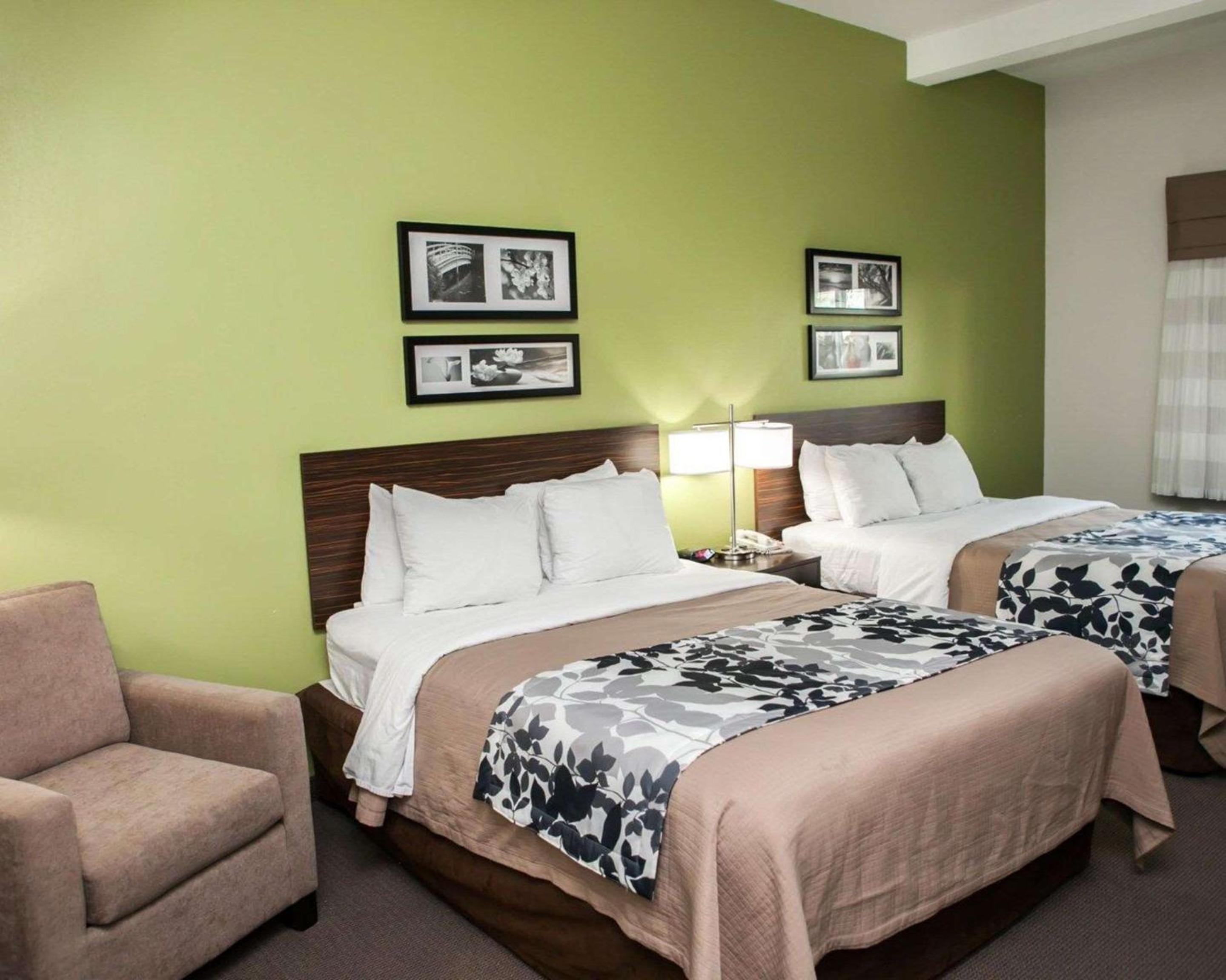 Queen Room with Two Queen Beds - Non-Smoking - Photo 7