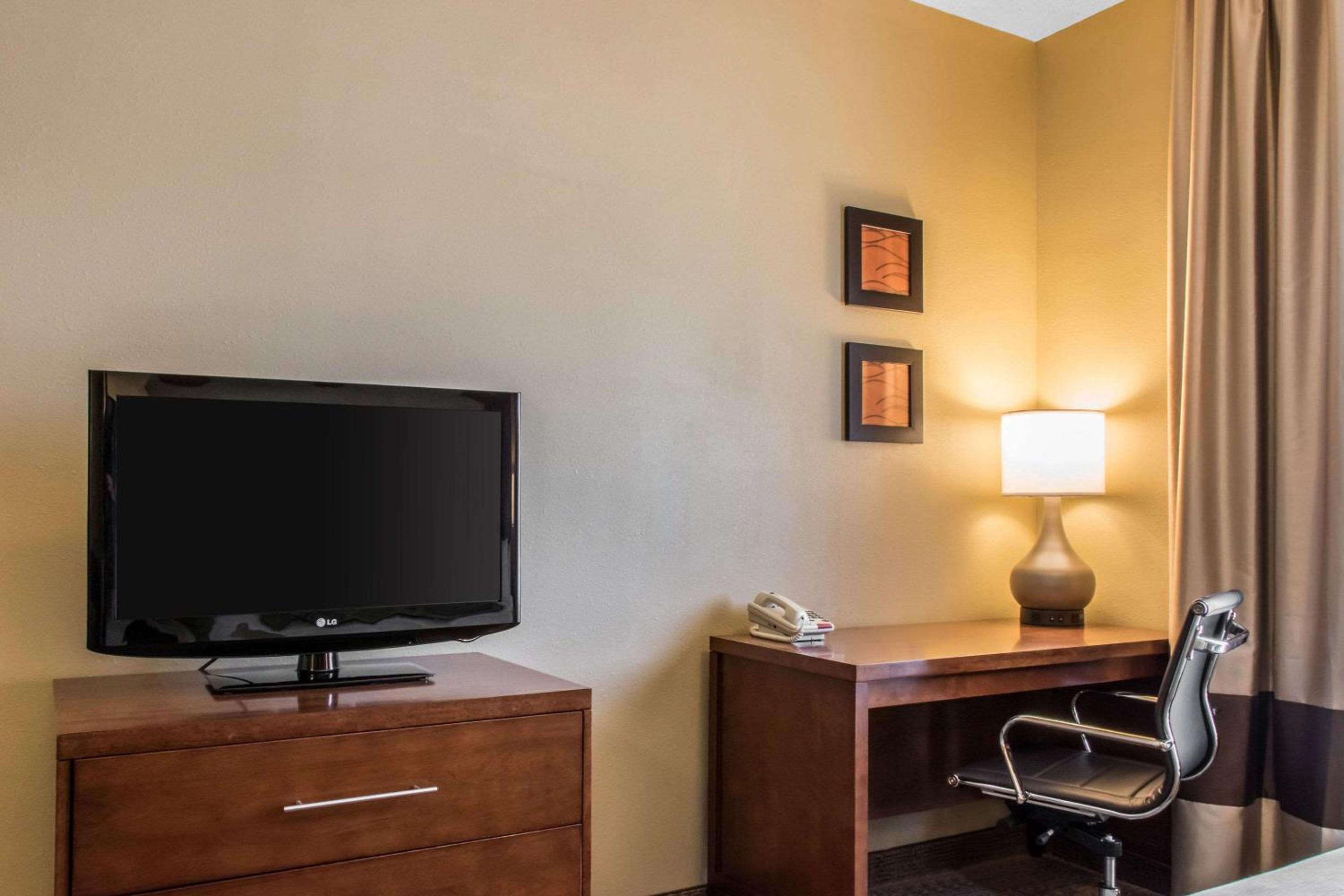 King Room - Non-Smoking - Photo 2