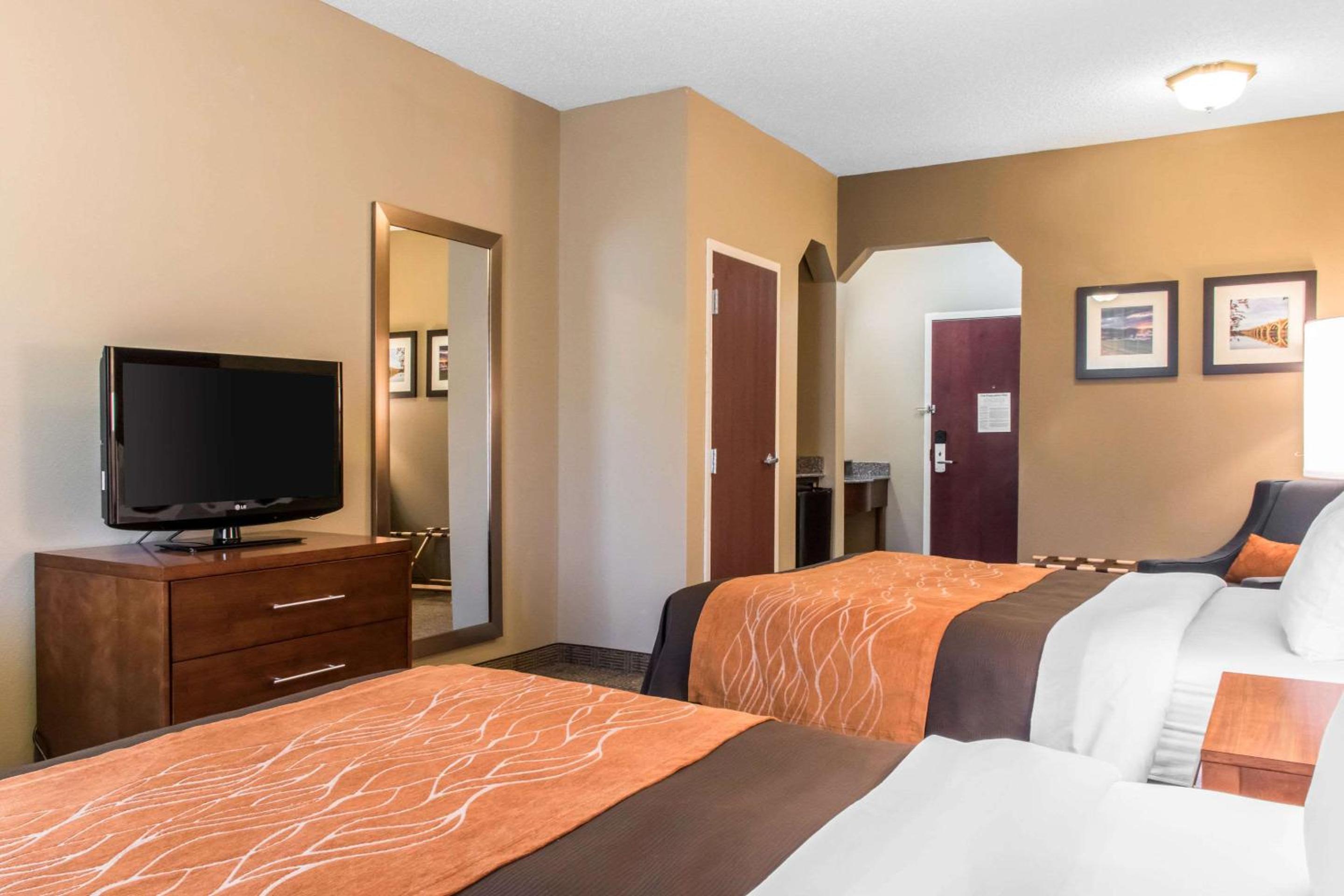 Queen Room with Two Queen Beds - Non-Smoking - Photo 5