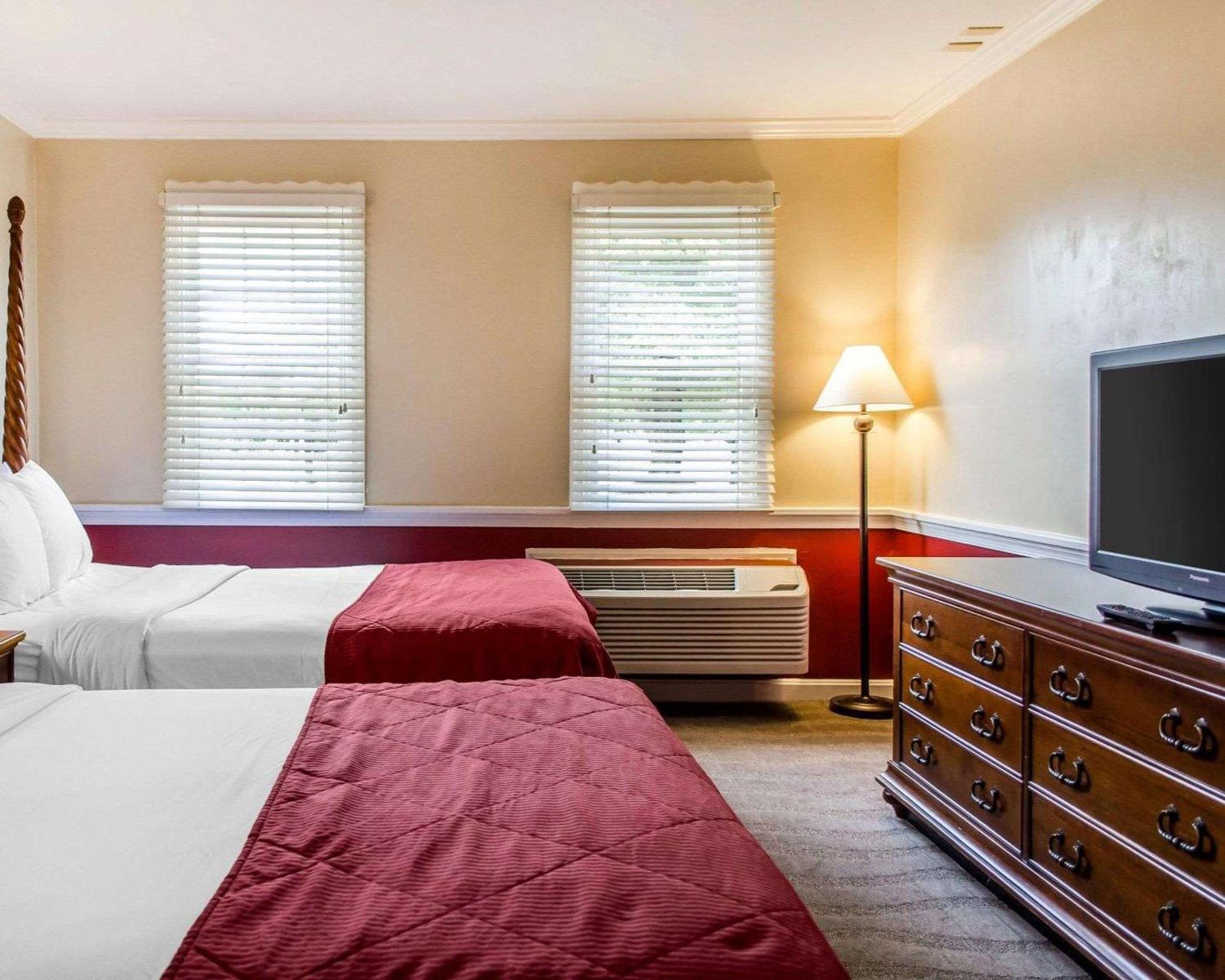 Queen Suite with Two Queen Beds - Non-Smoking photo 2