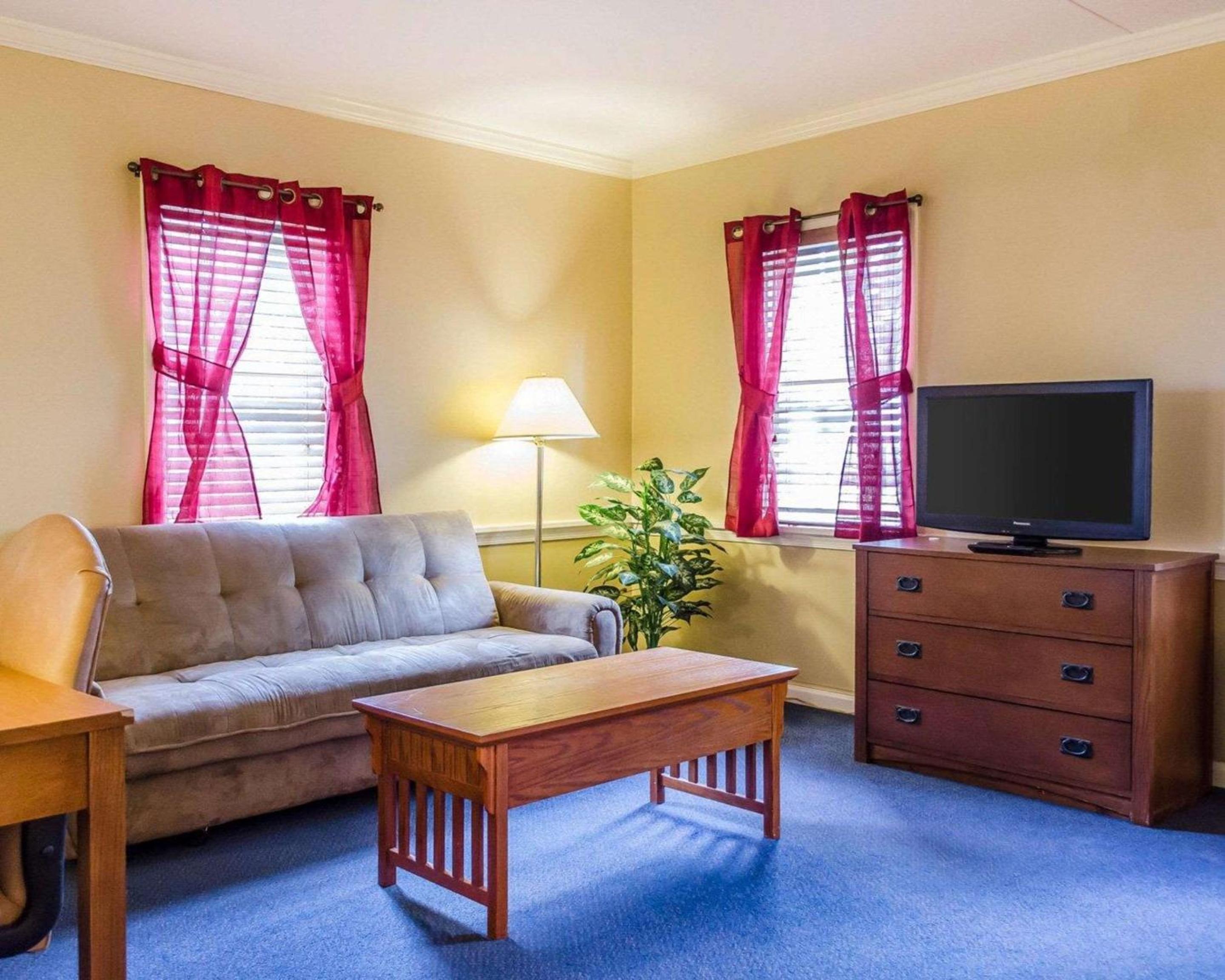King Suite - Non-Smoking photo 1