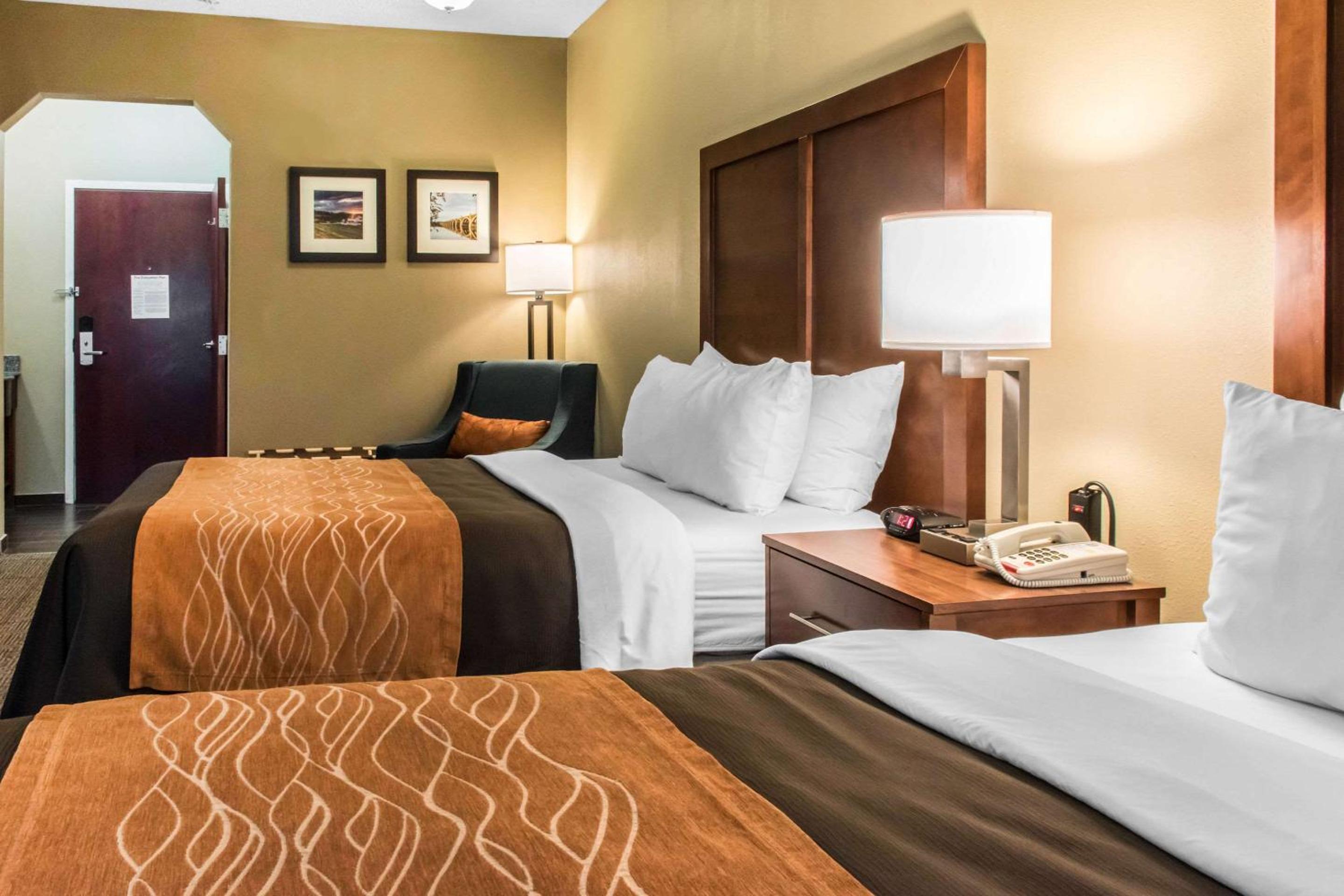 Queen Room with Two Queen Beds - Non-Smoking - Photo 6