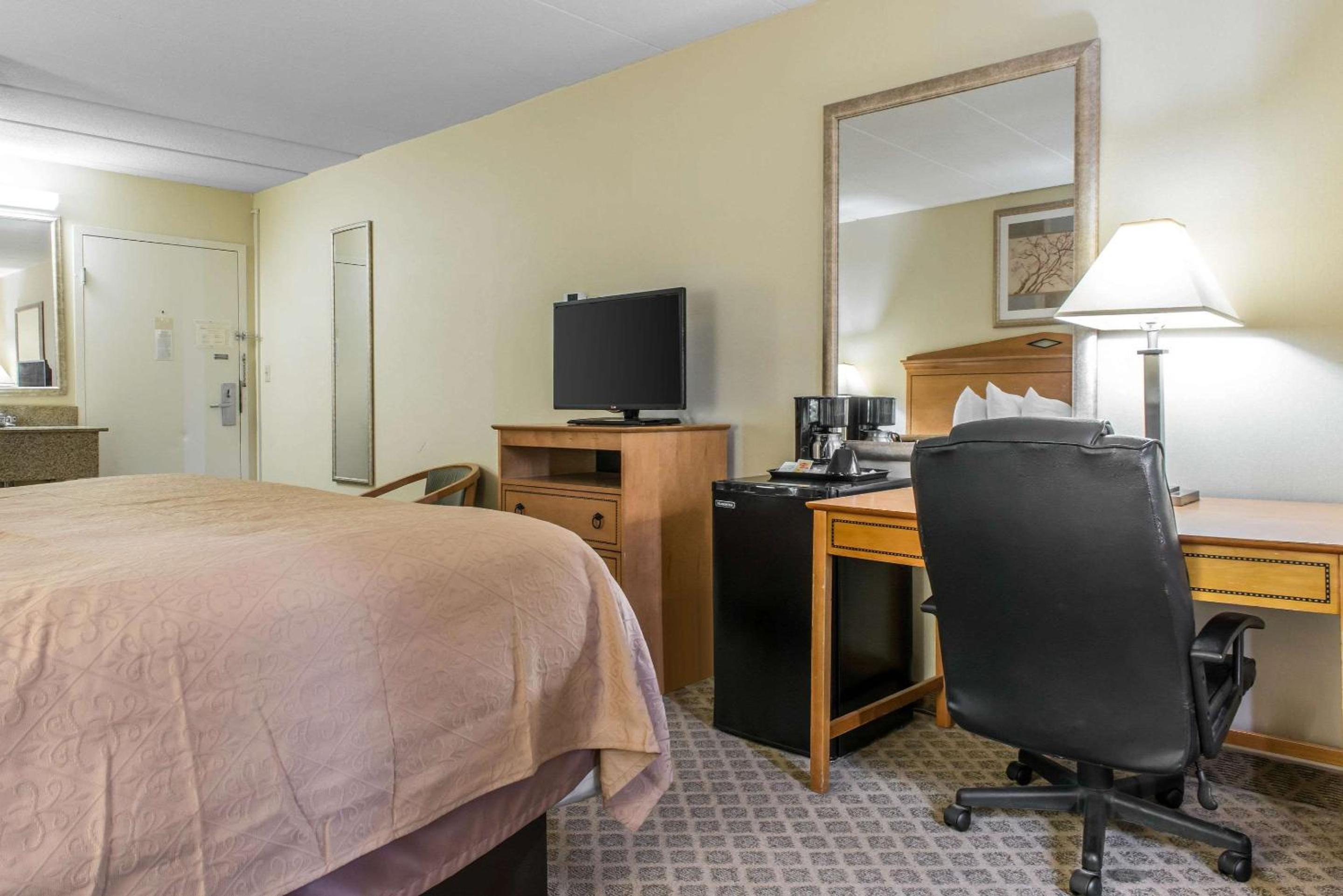 King Room - Non-Smoking - Photo 4