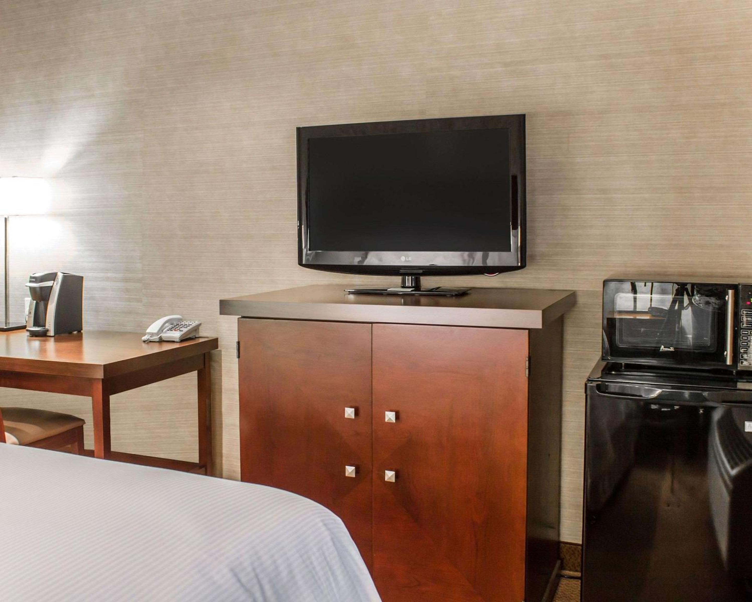 Standard King Room - Non Smoking, Parking Lot View photo 3