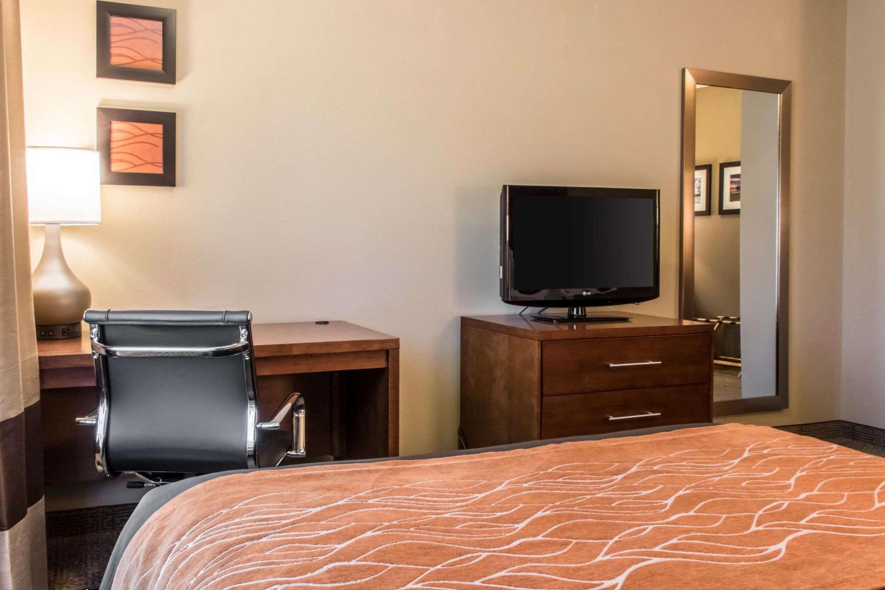 Queen Room with Two Queen Beds - Non-Smoking - Photo 4
