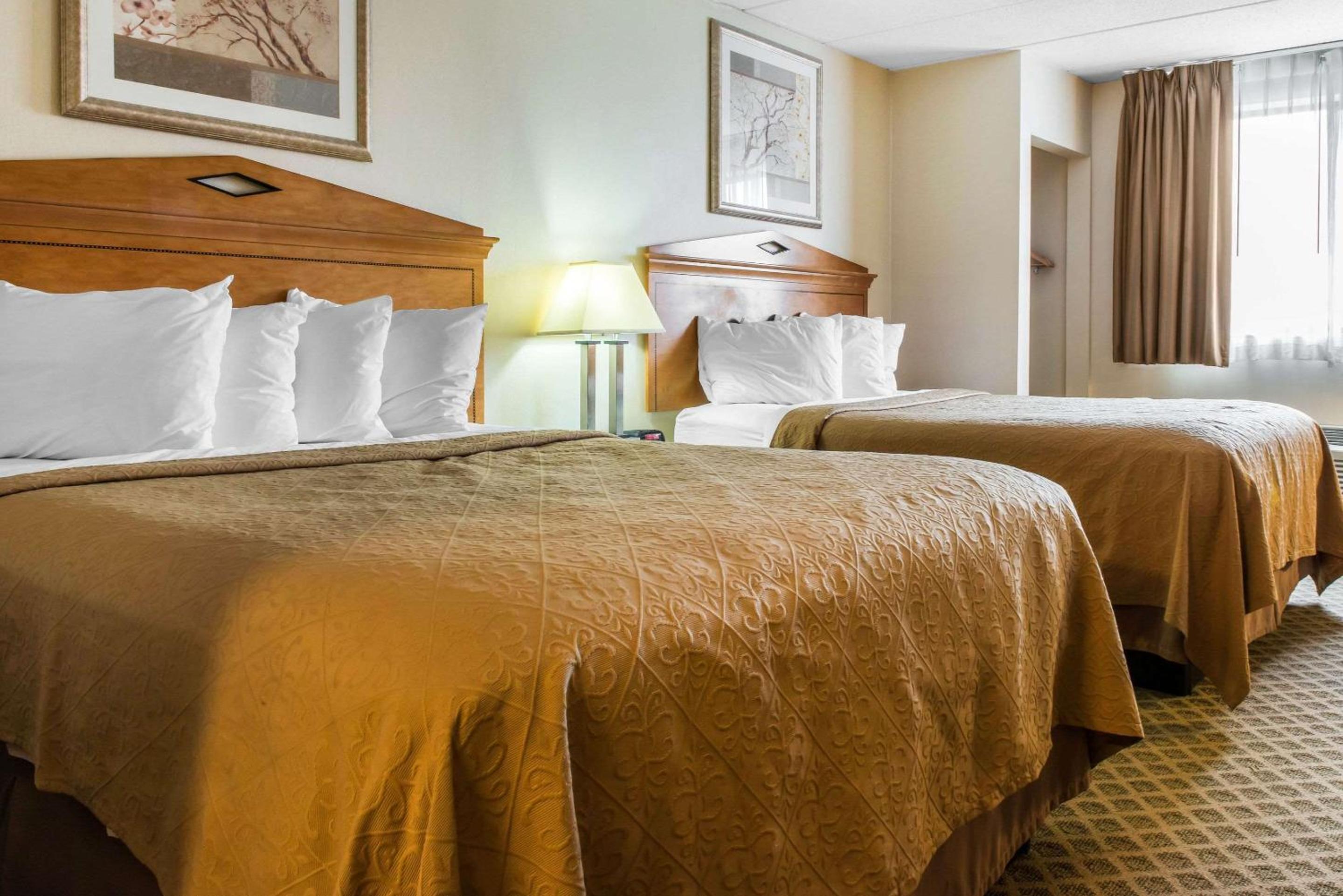 Queen Room with Two Queen Beds - Non-Smoking - Photo 4
