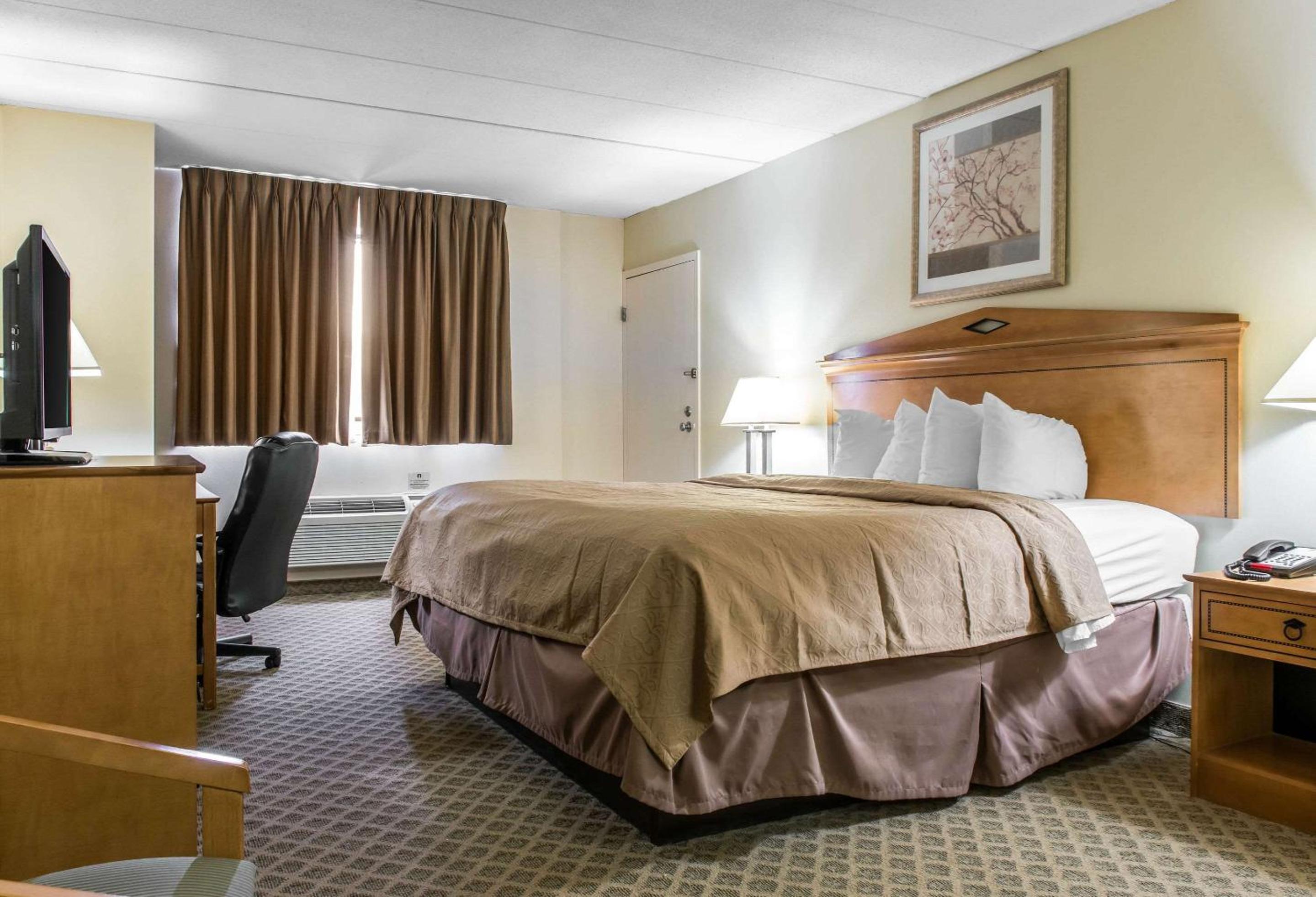 King Room - Non-Smoking - Photo 3