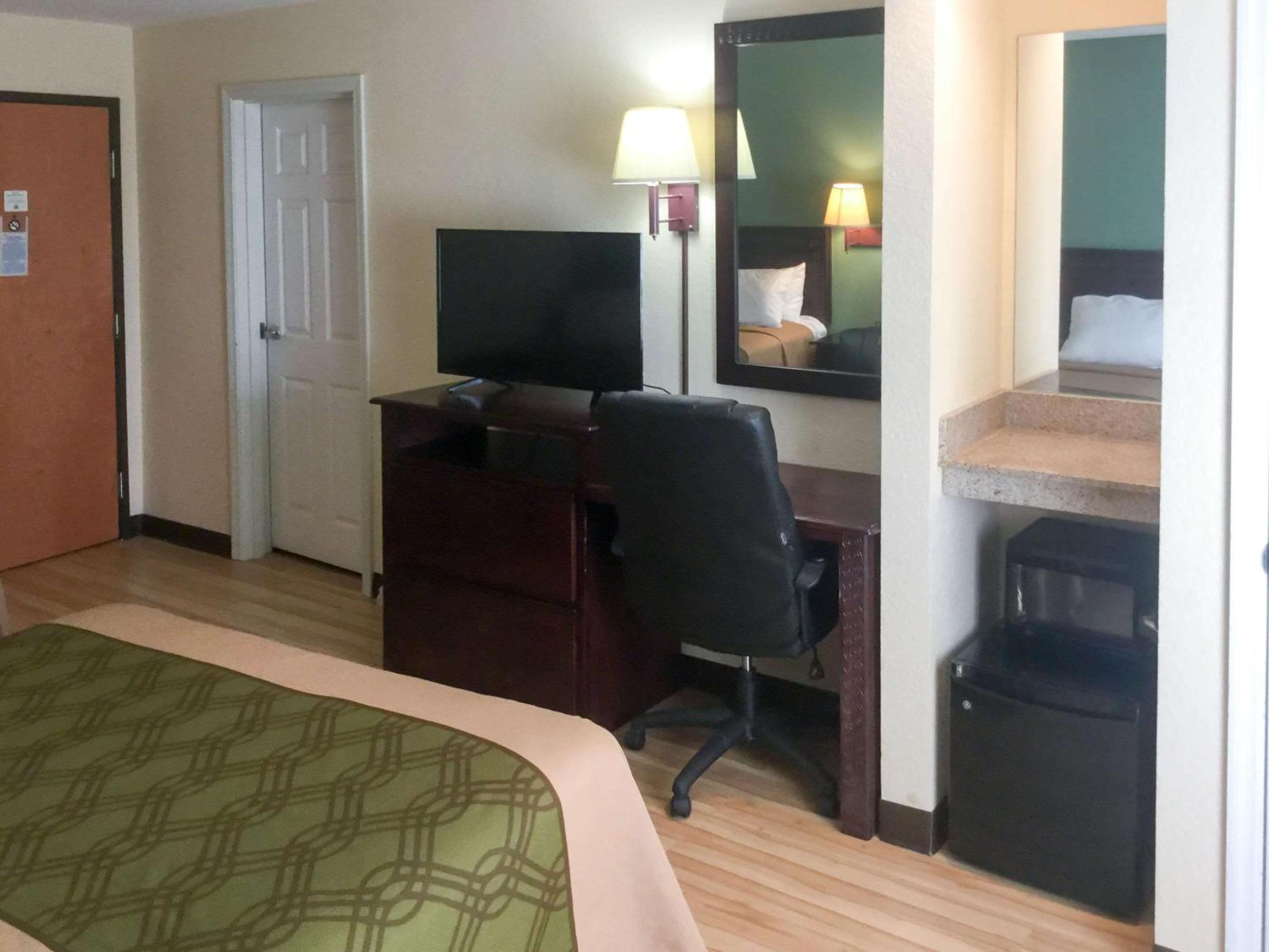 Queen Room with Two Queen Beds - Non-Smoking photo 1