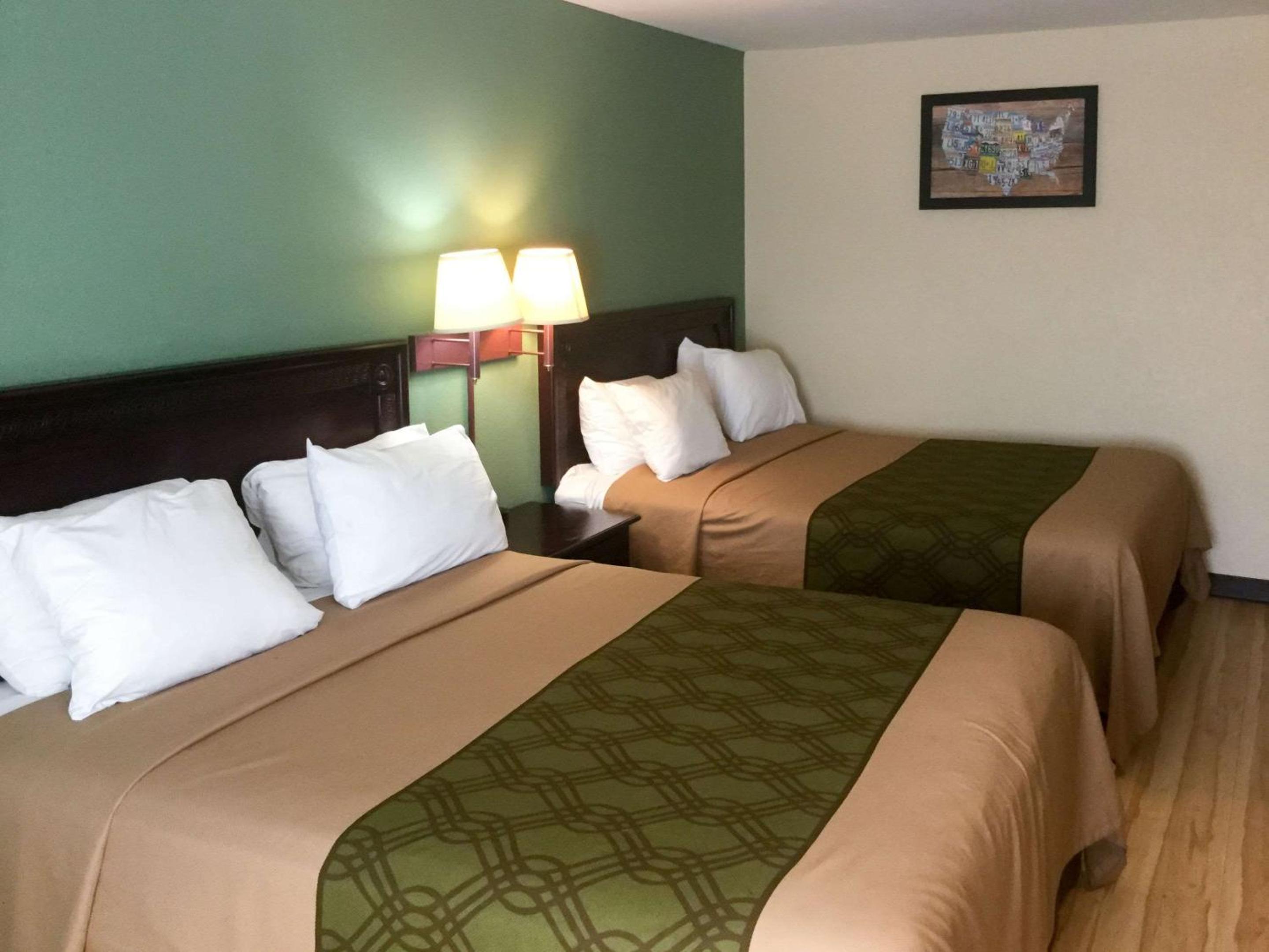 Queen Room with Two Queen Beds - Non-Smoking photo 2