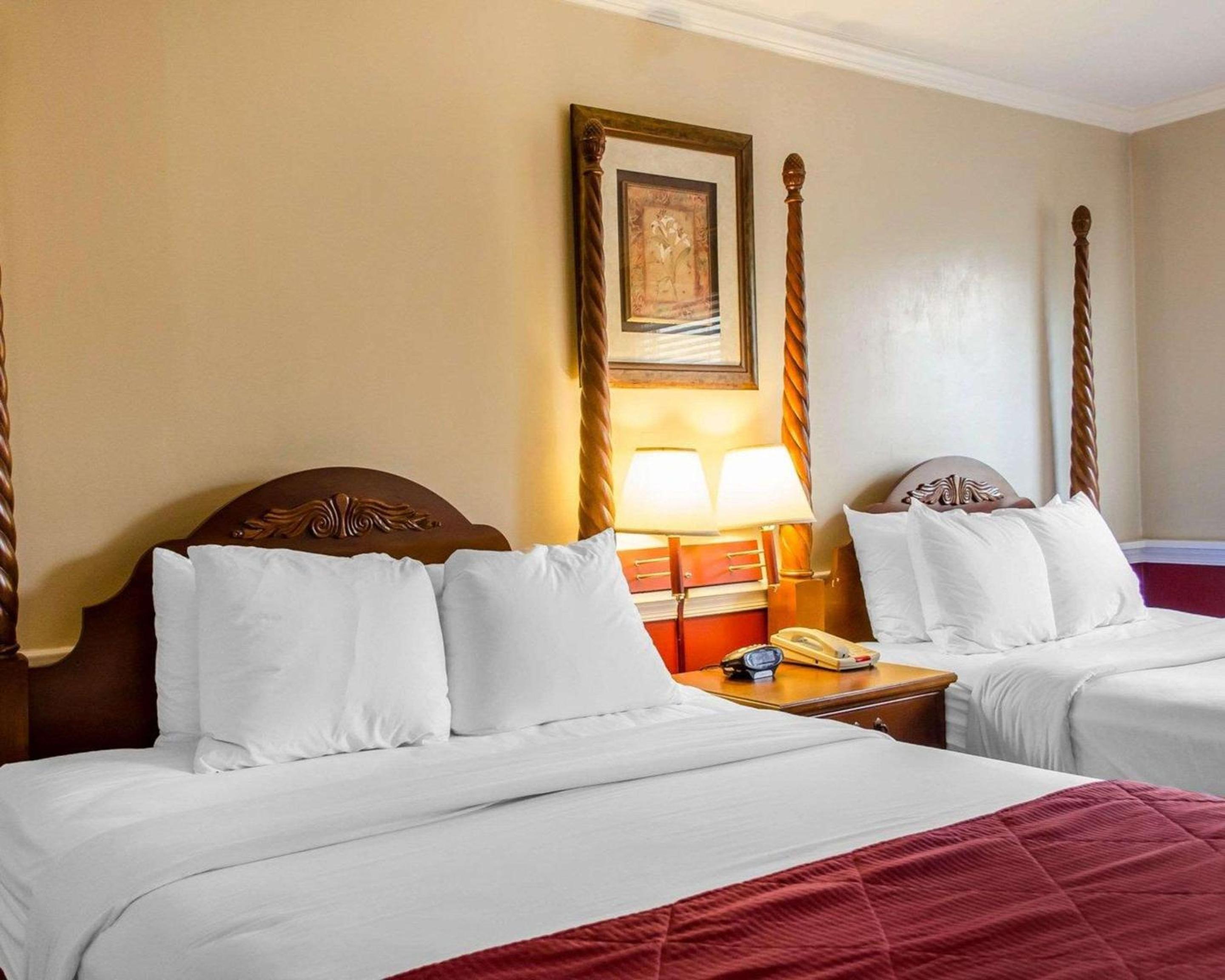 Queen Suite with Two Queen Beds - Non-Smoking photo 3