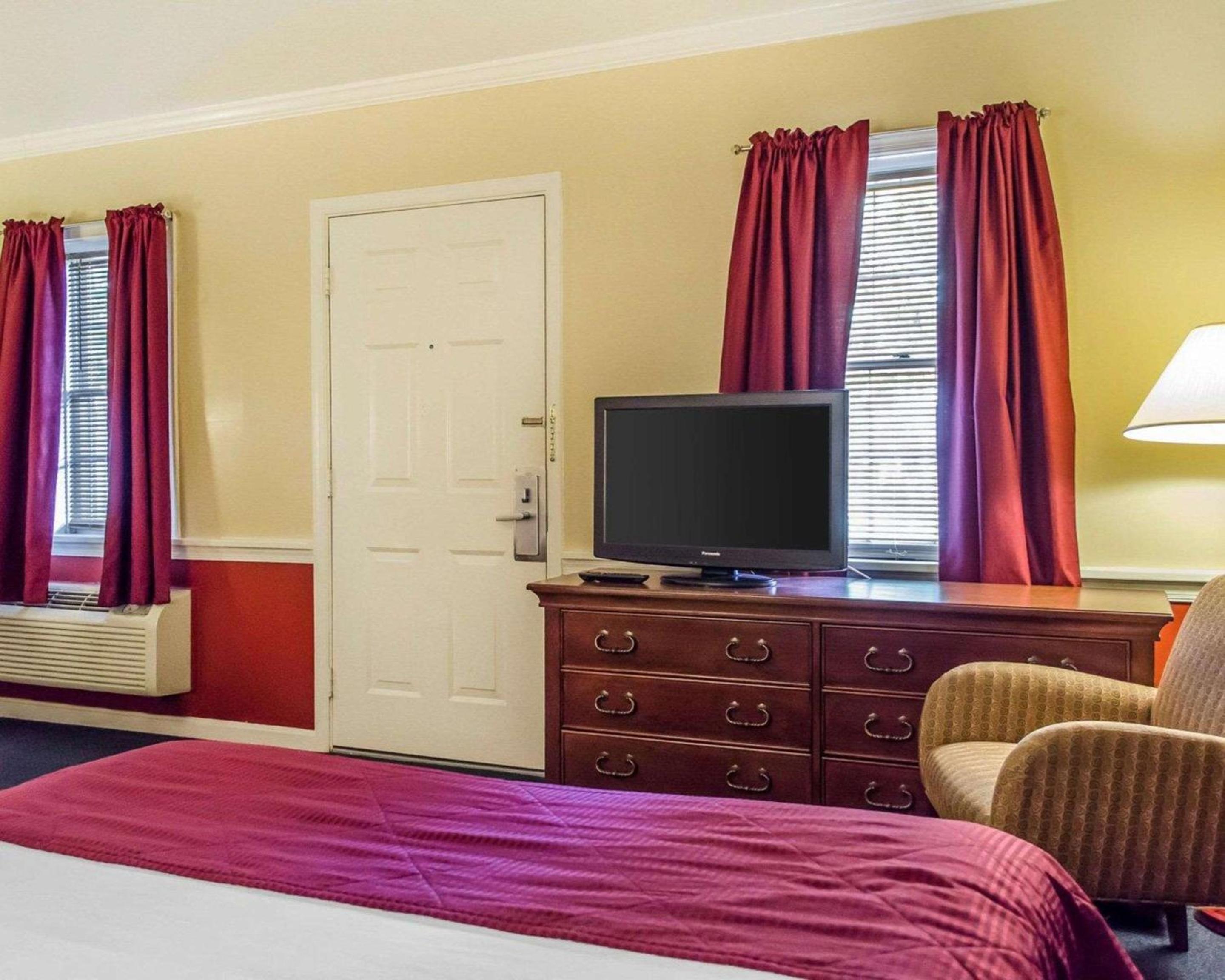 Standard Queen Room with Two Queen Beds - Ground Floor photo 2