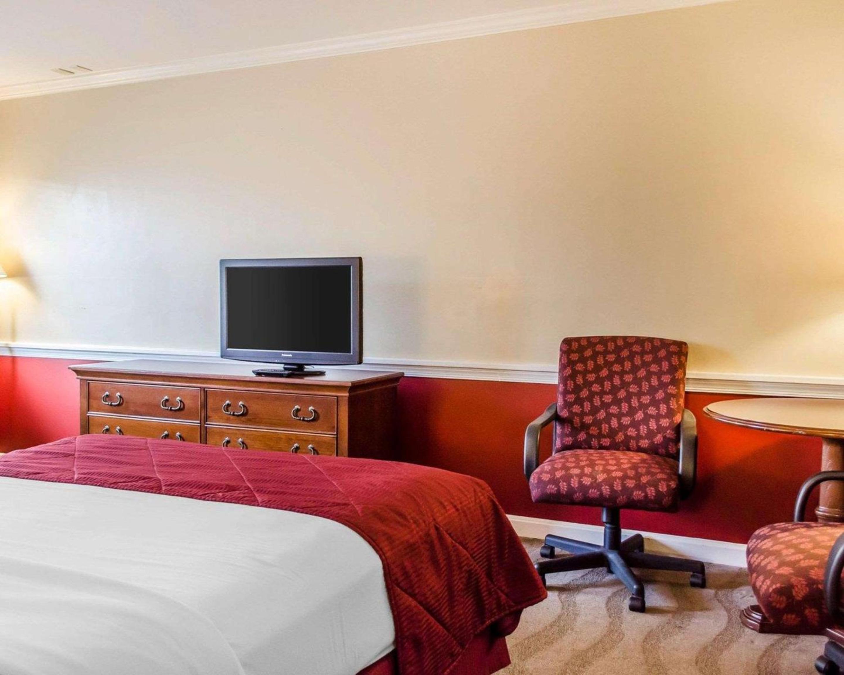 Queen Room with Two Queen Beds - Accessible/Non-Smoking  photo 3