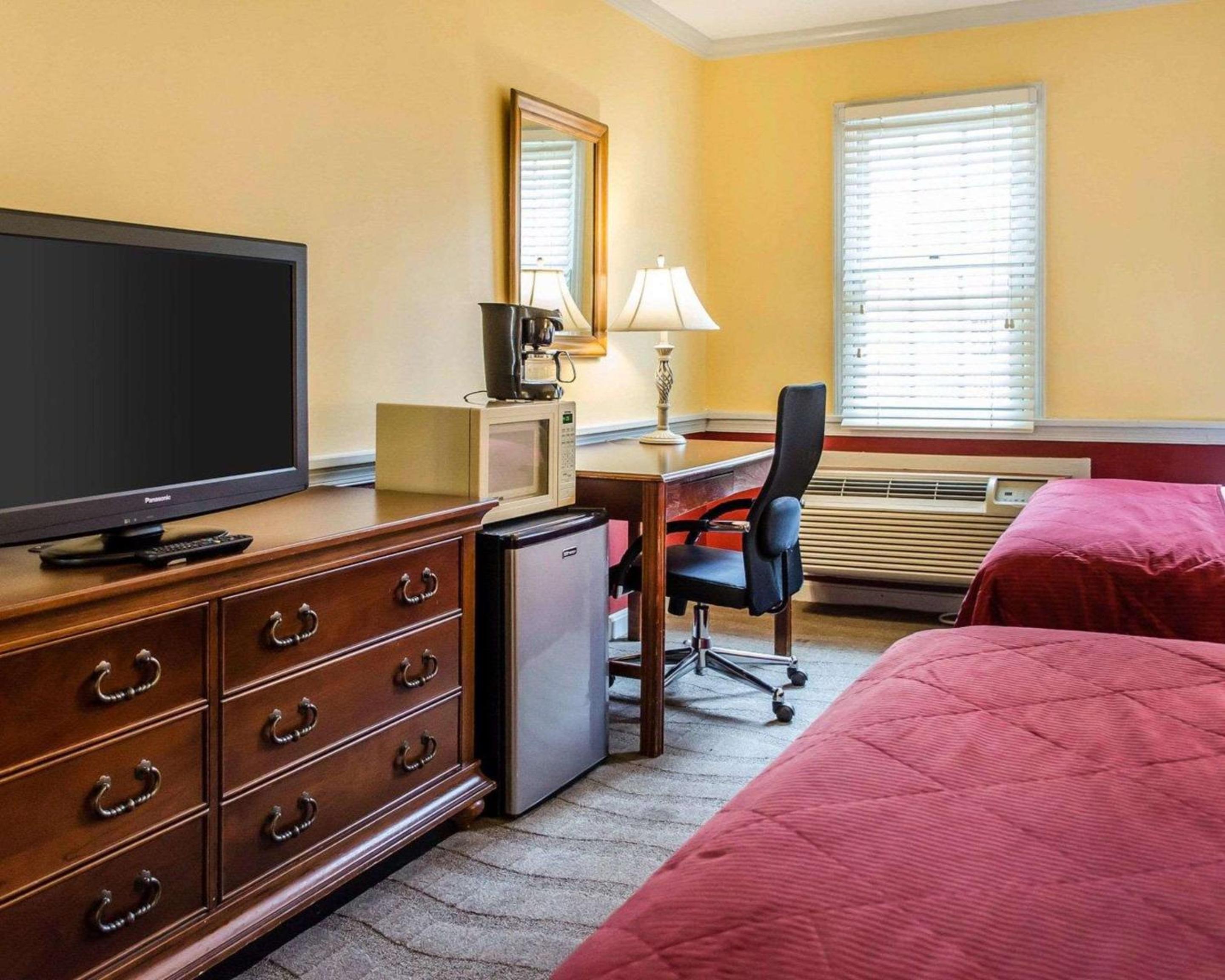 Queen Suite with Two Queen Beds - Non-Smoking photo 1