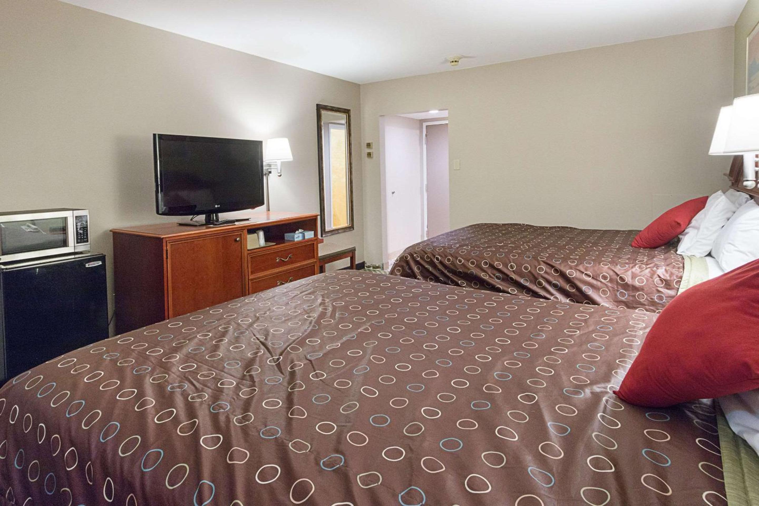 Queen Room with Two Queen Beds - Non-Smoking - Photo 1