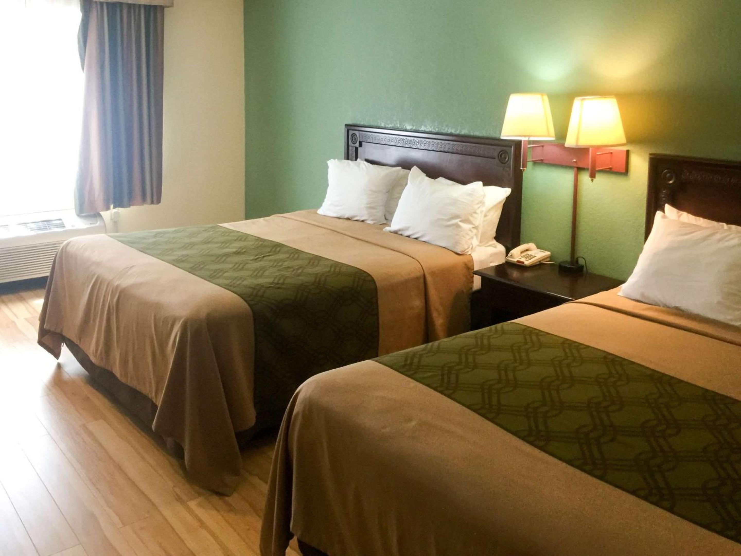 Queen Room with Two Queen Beds - Non-Smoking photo 3