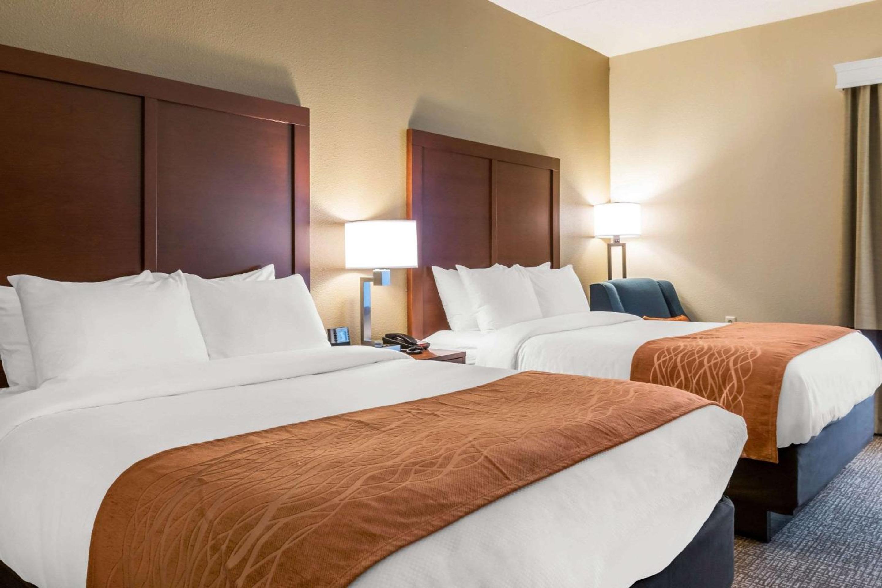 Queen Room with Two Queen Beds - Non-Smoking - Photo 1