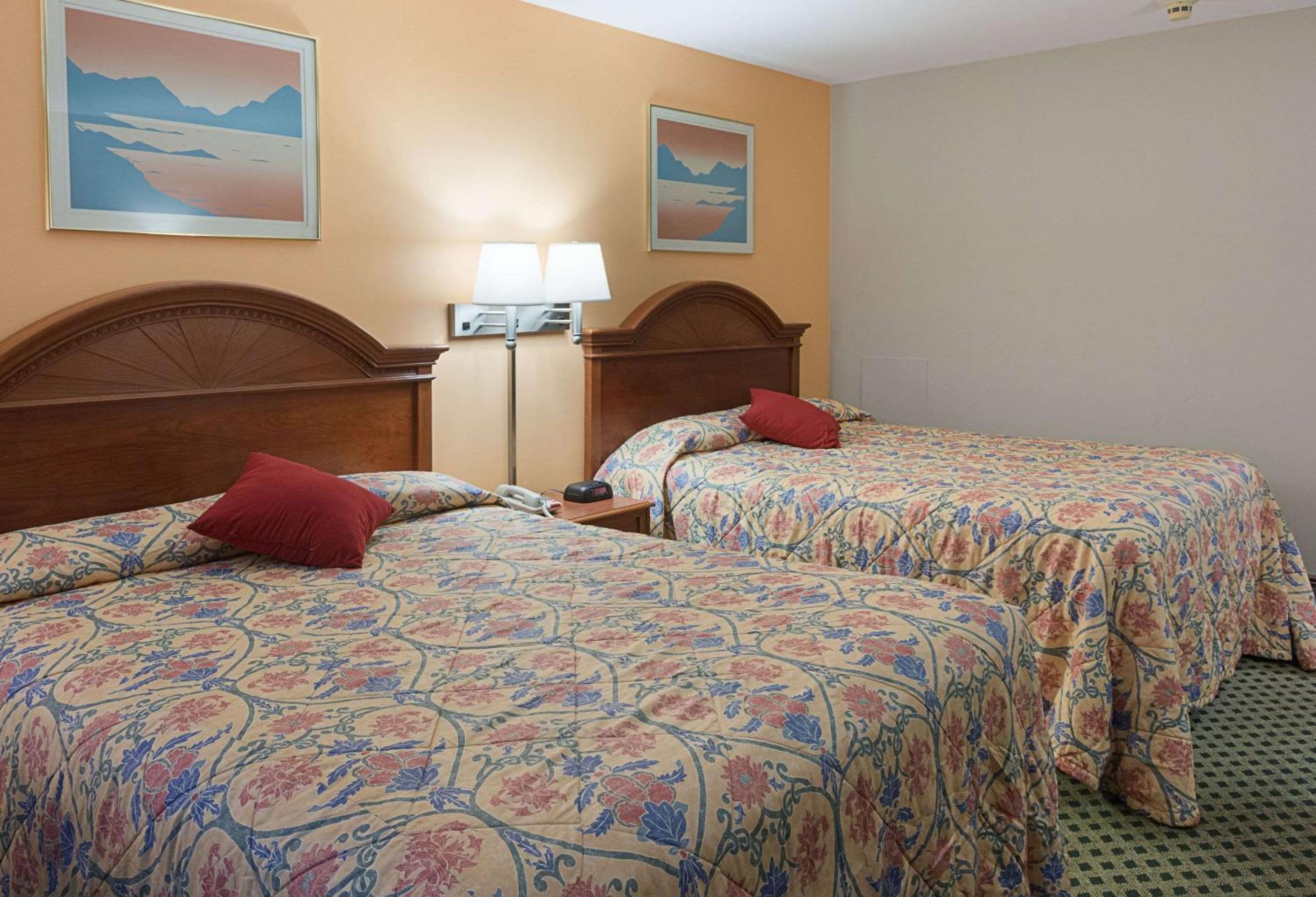 Queen Room with Two Queen Beds - Non-Smoking - Photo 3