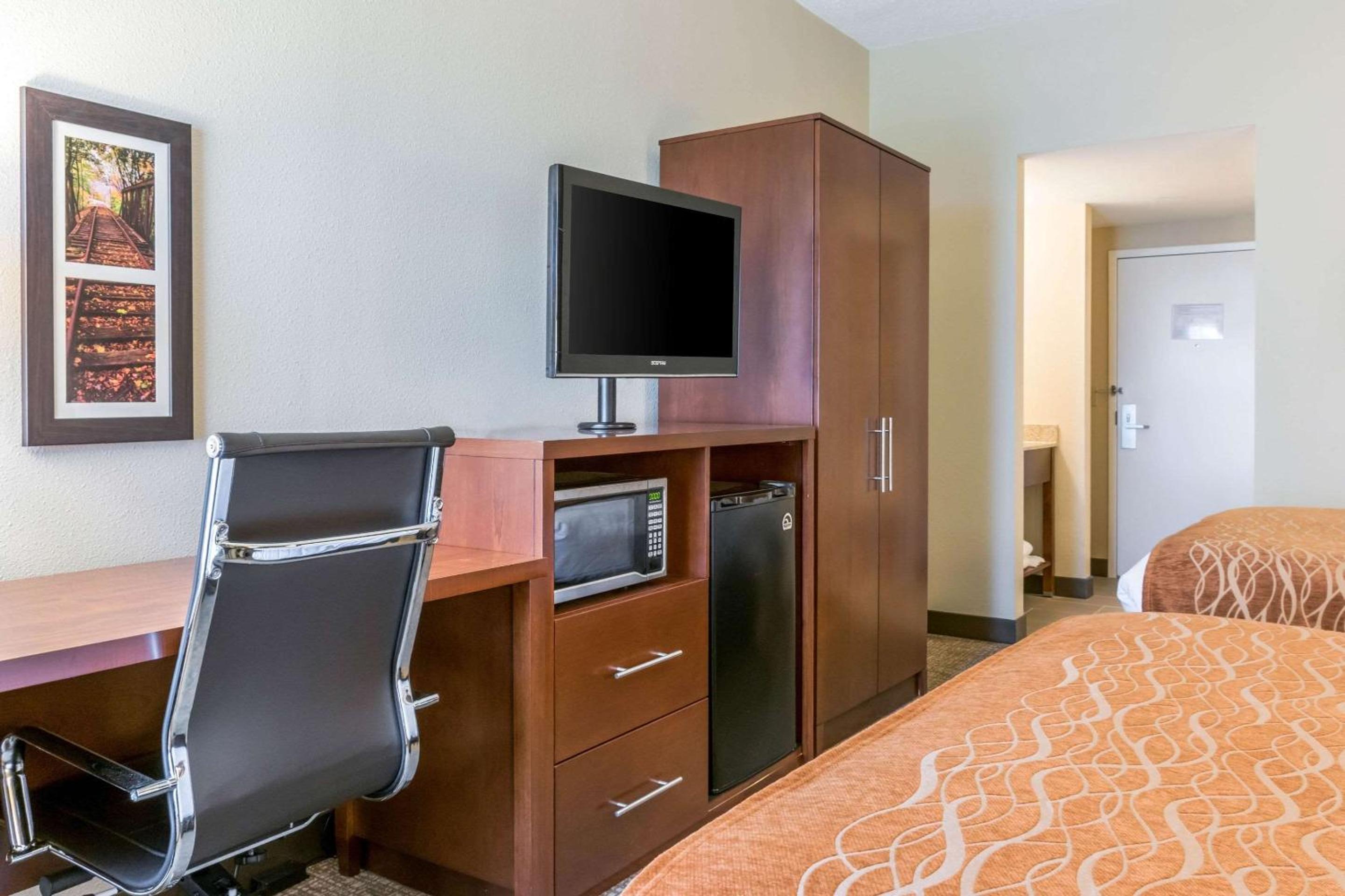 Queen Room with Two Queen Beds - Non-Smoking - Photo 2