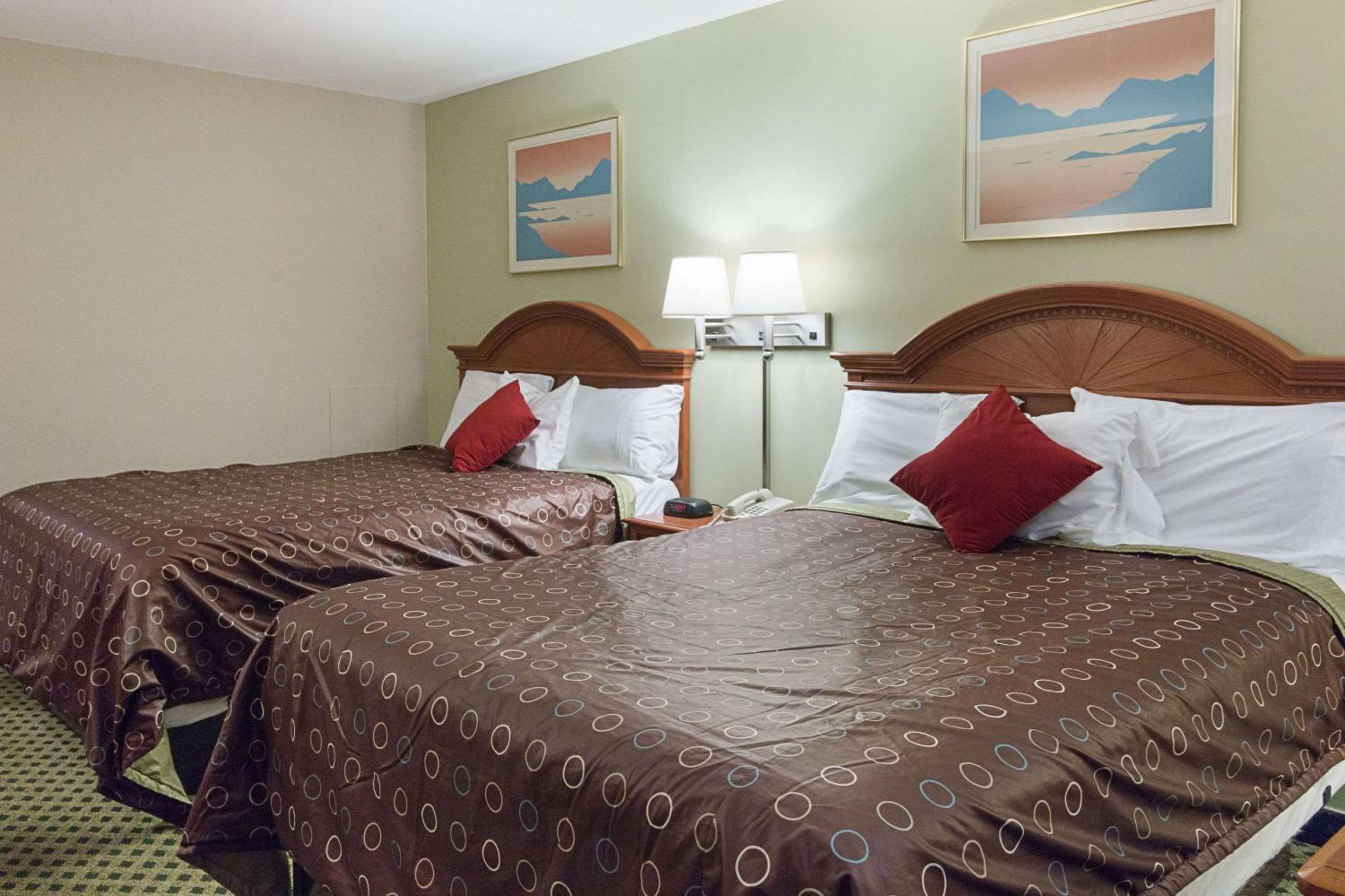 Queen Room with Two Queen Beds - Non-Smoking - Photo 2