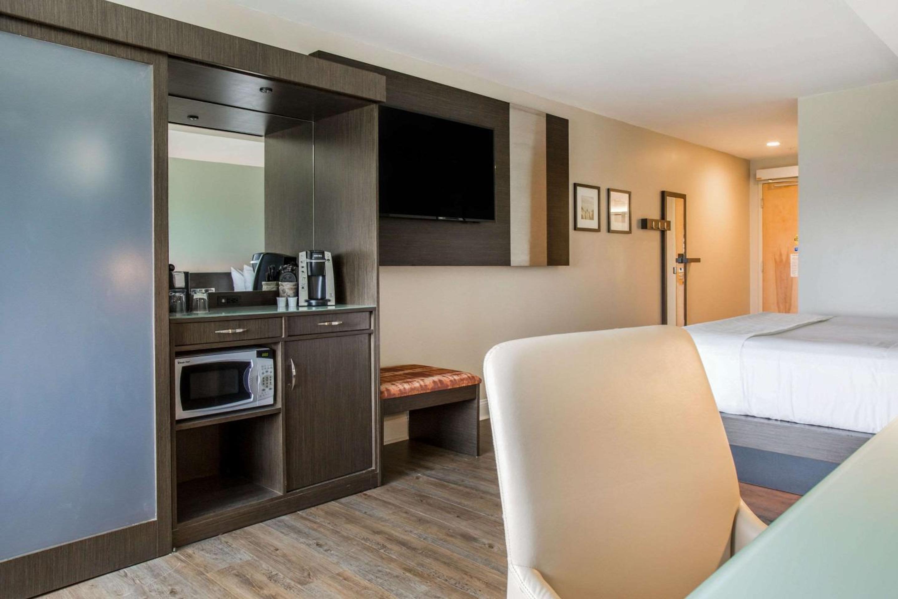 King Room - Mobility Access/Non-Smoking - Photo 11